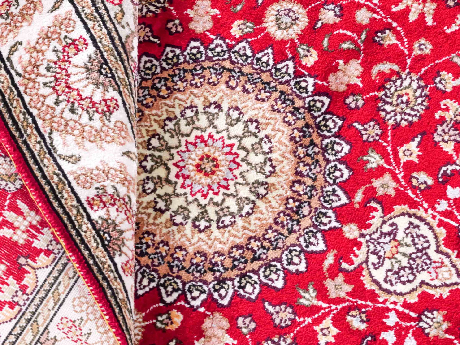 Handgeknüpfter Art Nain Seidenteppich von Khademi aus Kunstseide, rot-weiß. Chinesischer Teppich mit Medaillon. Orientteppich, von Hand geknüpft in China. Größe: 153 cm x 91 cm. Teppichnummer: SB3-1108. Verkauf durch Jupiter Intl.