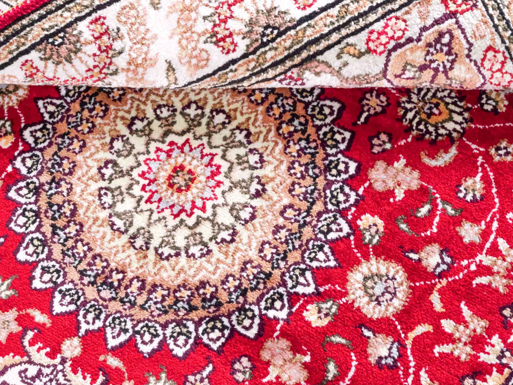 Handgeknüpfter Art Nain Seidenteppich von Khademi aus Kunstseide, rot-weiß. Chinesischer Teppich mit Medaillon. Orientteppich, von Hand geknüpft in China. Größe: 153 cm x 91 cm. Teppichnummer: SB3-1108. Verkauf durch Jupiter Intl.