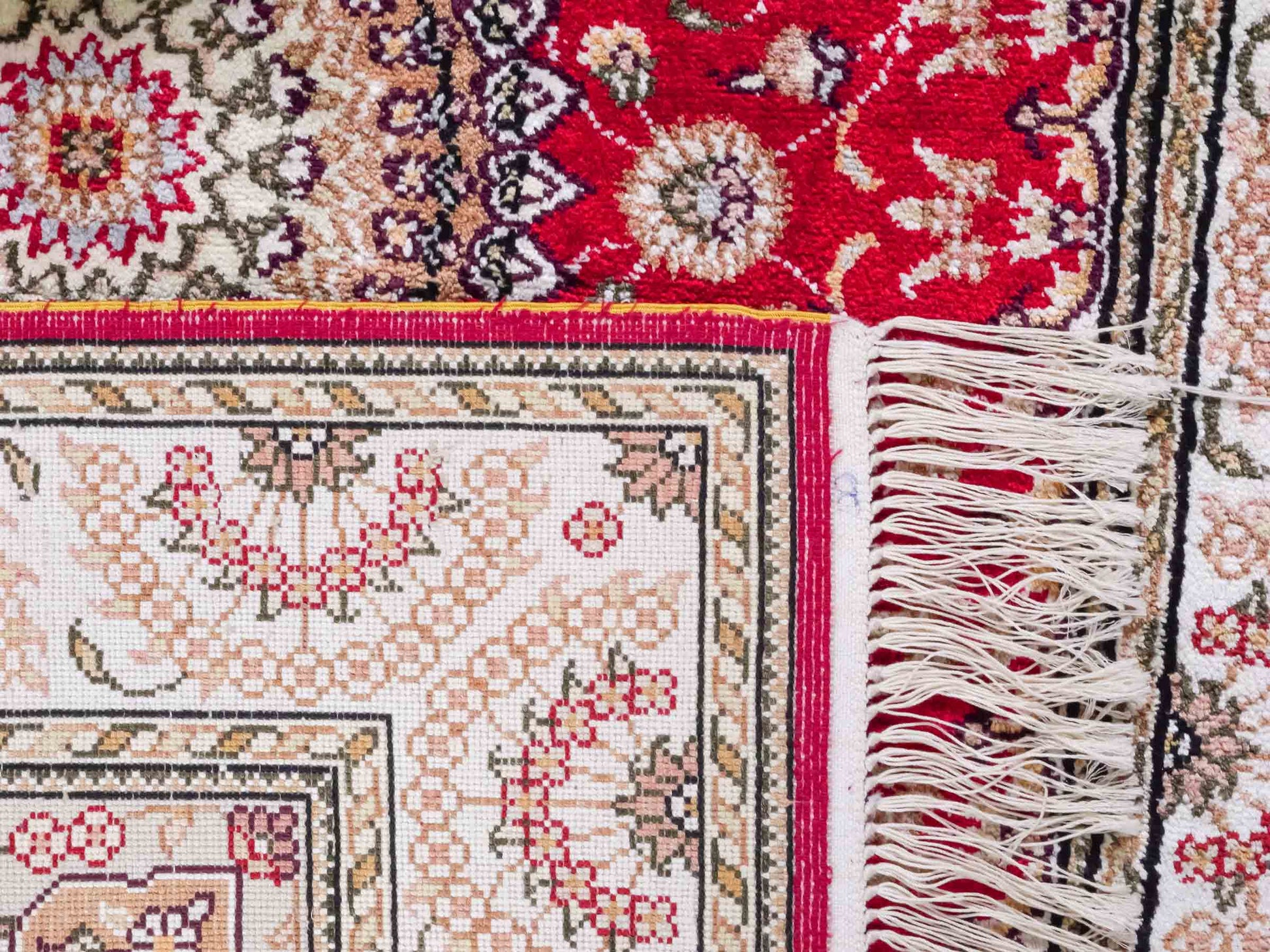 Handgeknüpfter Art Nain Seidenteppich von Khademi aus Kunstseide, rot-weiß. Chinesischer Teppich mit Medaillon. Orientteppich, von Hand geknüpft in China. Größe: 153 cm x 91 cm. Teppichnummer: SB3-1108. Verkauf durch Jupiter Intl.