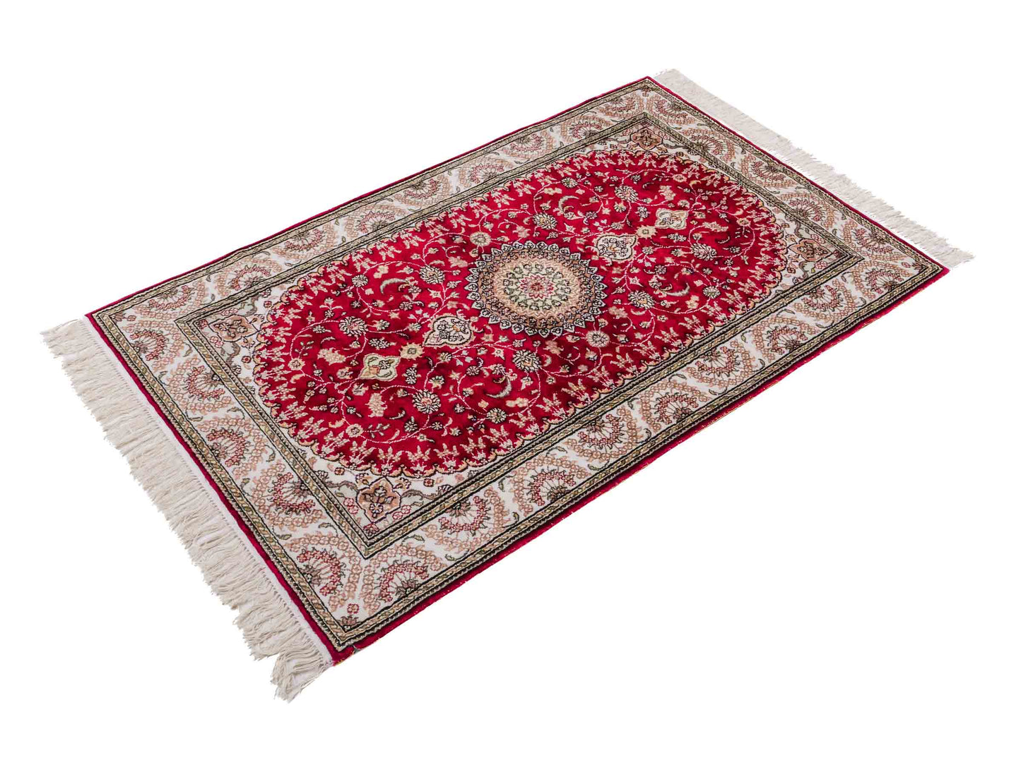 Handgeknüpfter Art Nain Seidenteppich von Khademi aus Kunstseide, rot-weiß. Chinesischer Teppich mit Medaillon. Orientteppich, von Hand geknüpft in China. Größe: 153 cm x 91 cm. Teppichnummer: SB3-1108. Verkauf durch Jupiter Intl.