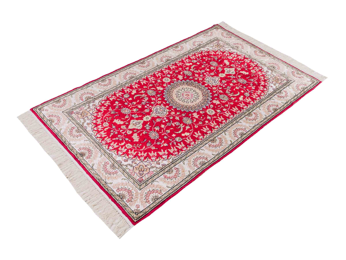 Handgeknüpfter Art Nain Seidenteppich von Khademi aus Kunstseide, rot-weiß. Chinesischer Teppich mit Medaillon. Orientteppich, von Hand geknüpft in China. Größe: 153 cm x 91 cm. Teppichnummer: SB3-1108. Verkauf durch Jupiter Intl.
