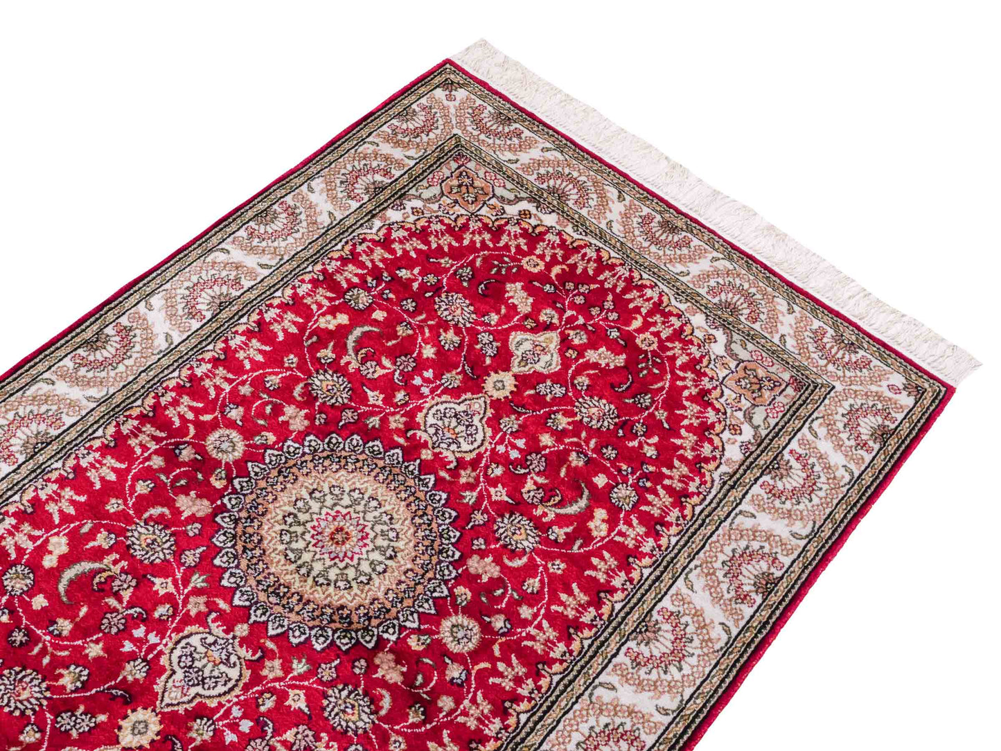 Handgeknüpfter Art Nain Seidenteppich von Khademi aus Kunstseide, rot-weiß. Chinesischer Teppich mit Medaillon. Orientteppich, von Hand geknüpft in China. Größe: 153 cm x 91 cm. Teppichnummer: SB3-1108. Verkauf durch Jupiter Intl.