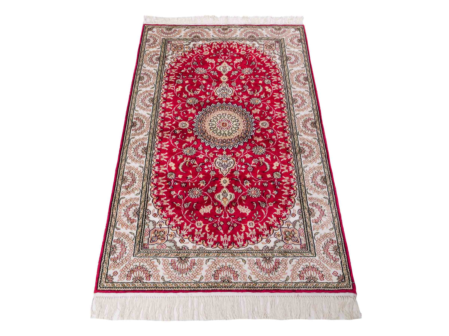 Handgeknüpfter Art Nain Seidenteppich von Khademi aus Kunstseide, rot-weiß. Chinesischer Teppich mit Medaillon. Orientteppich, von Hand geknüpft in China. Größe: 153 cm x 91 cm. Teppichnummer: SB3-1108. Verkauf durch Jupiter Intl.