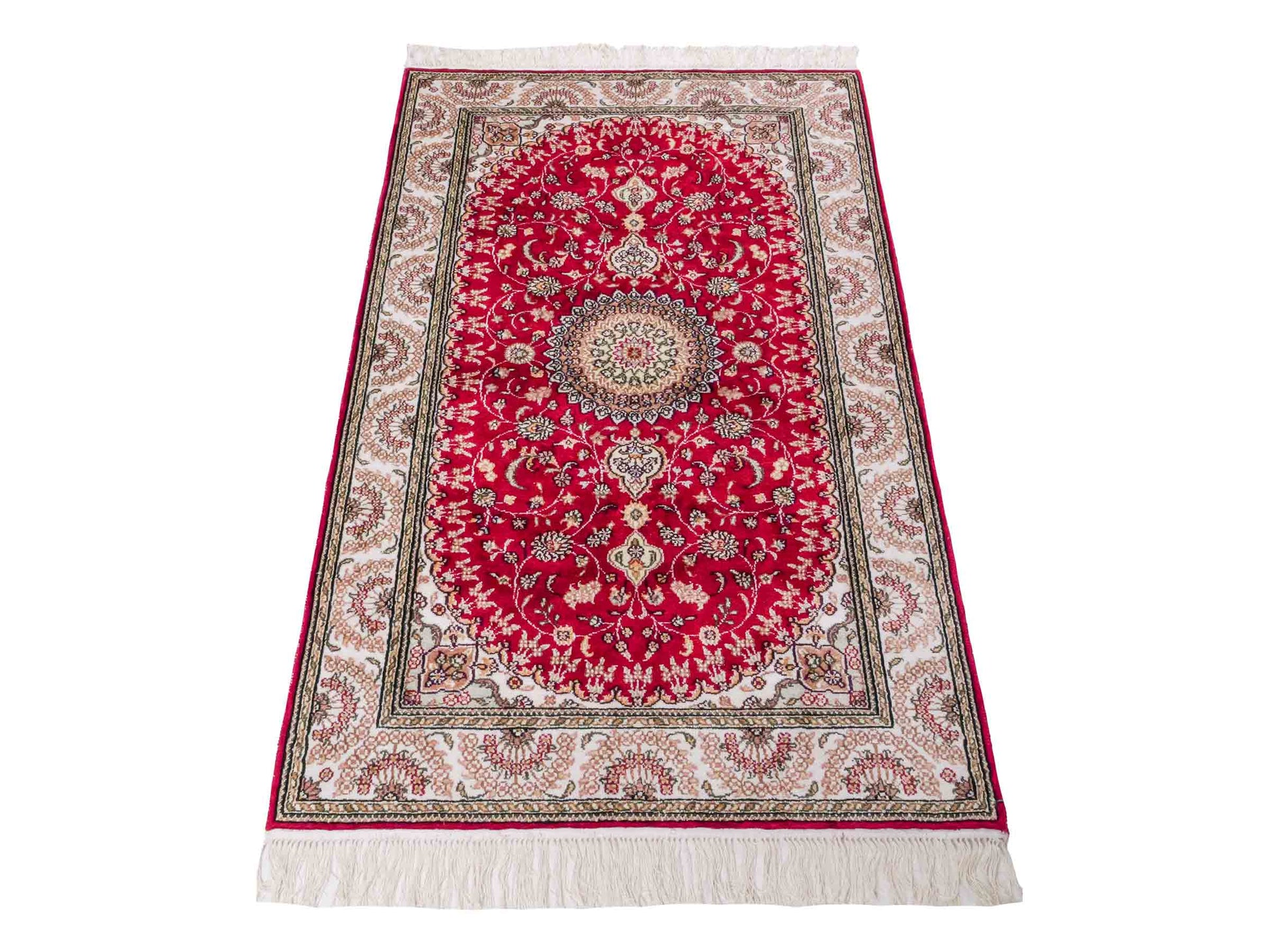 Handgeknüpfter Art Nain Seidenteppich von Khademi aus Kunstseide, rot-weiß. Chinesischer Teppich mit Medaillon. Orientteppich, von Hand geknüpft in China. Größe: 153 cm x 91 cm. Teppichnummer: SB3-1108. Verkauf durch Jupiter Intl.