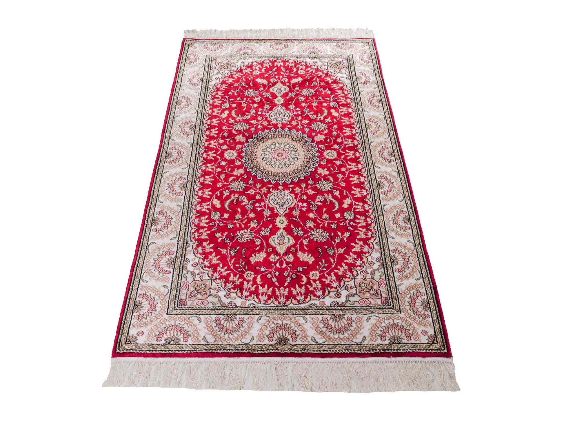 Handgeknüpfter Art Nain Seidenteppich von Khademi aus Kunstseide, rot-weiß. Chinesischer Teppich mit Medaillon. Orientteppich, von Hand geknüpft in China. Größe: 153 cm x 91 cm. Teppichnummer: SB3-1108. Verkauf durch Jupiter Intl.