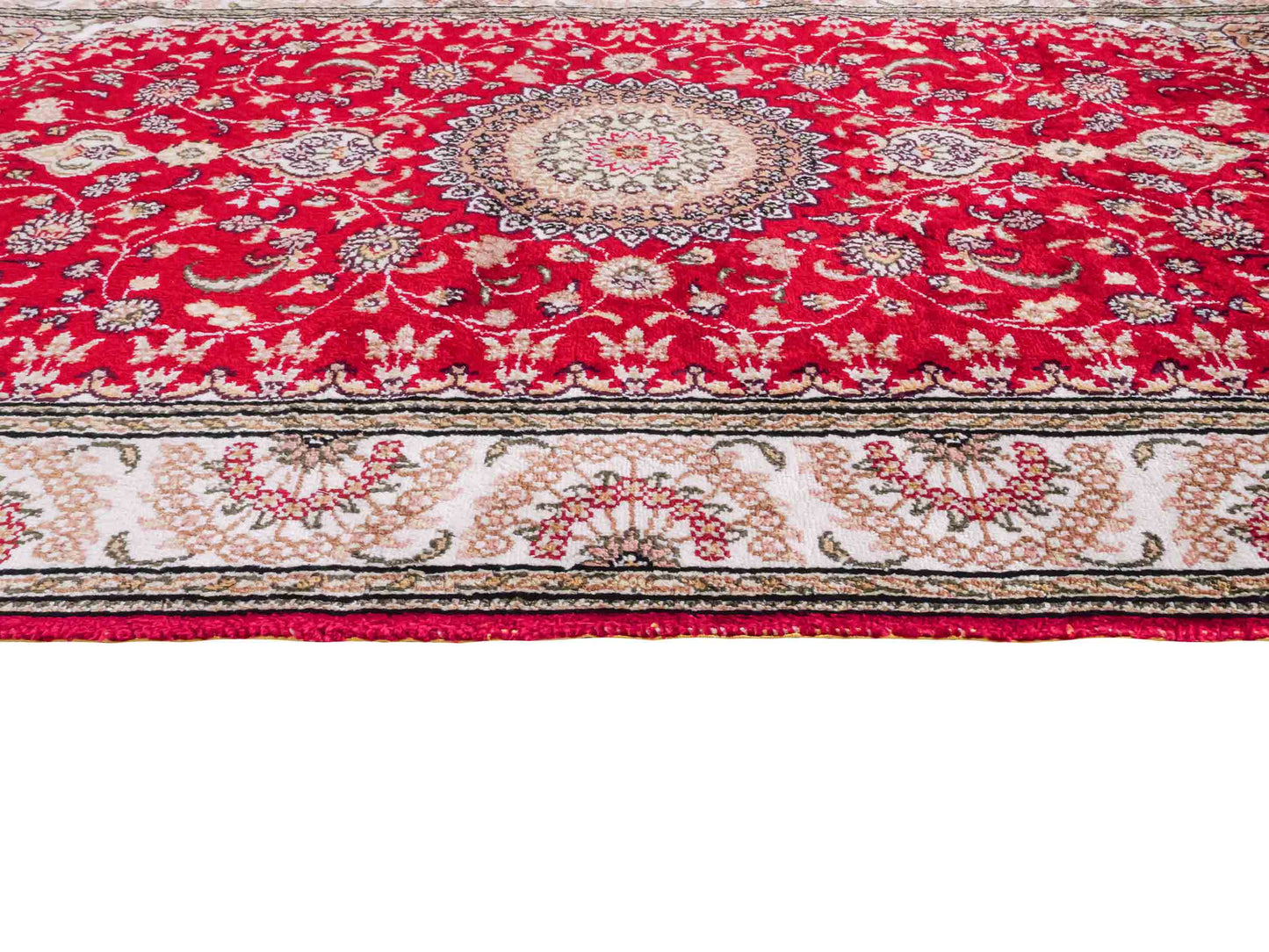 Handgeknüpfter Art Nain Seidenteppich von Khademi aus Kunstseide, rot-weiß. Chinesischer Teppich mit Medaillon. Orientteppich, von Hand geknüpft in China. Größe: 153 cm x 91 cm. Teppichnummer: SB3-1108. Verkauf durch Jupiter Intl.