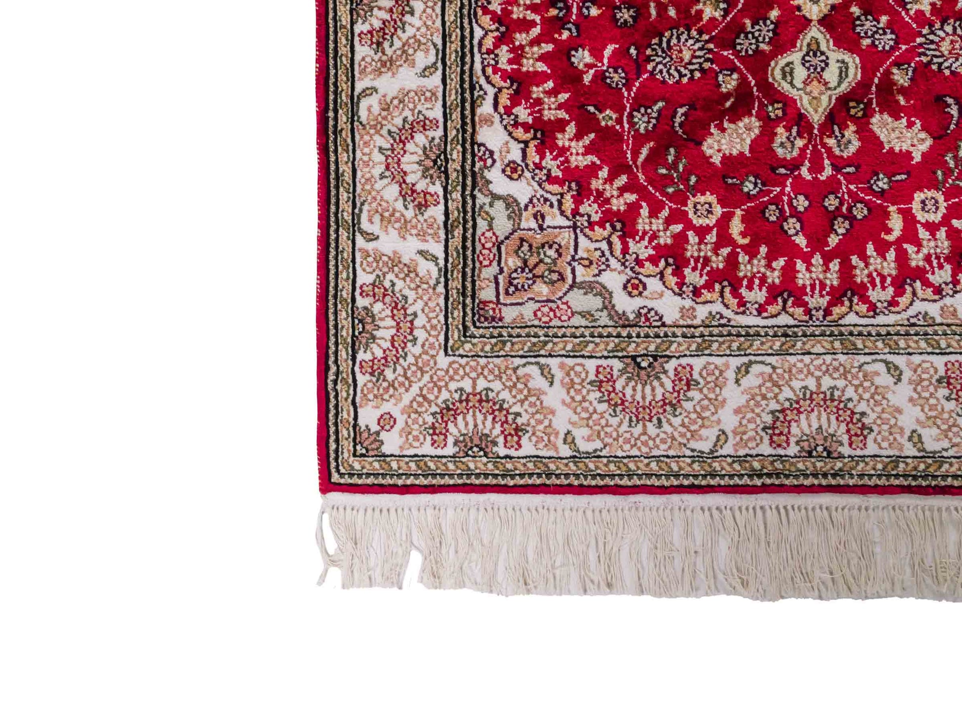 Handgeknüpfter Art Nain Seidenteppich von Khademi aus Kunstseide, rot-weiß. Chinesischer Teppich mit Medaillon. Orientteppich, von Hand geknüpft in China. Größe: 153 cm x 91 cm. Teppichnummer: SB3-1108. Verkauf durch Jupiter Intl.