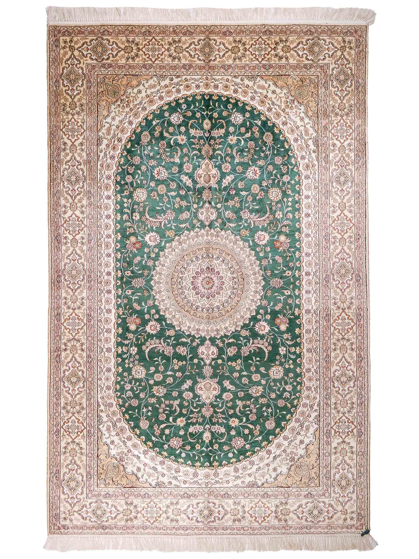 Handgeknüpfter Art Hereke Seidenteppich von Khademi aus Kunstseide, grün-cremeweiß. Chinesischer Teppich mit Medaillon. Orientteppich, von Hand geknüpft in China. Größe: 250 cm x 150 cm. Teppichnummer: SB3-1081. Verkauf durch Jupiter Intl.