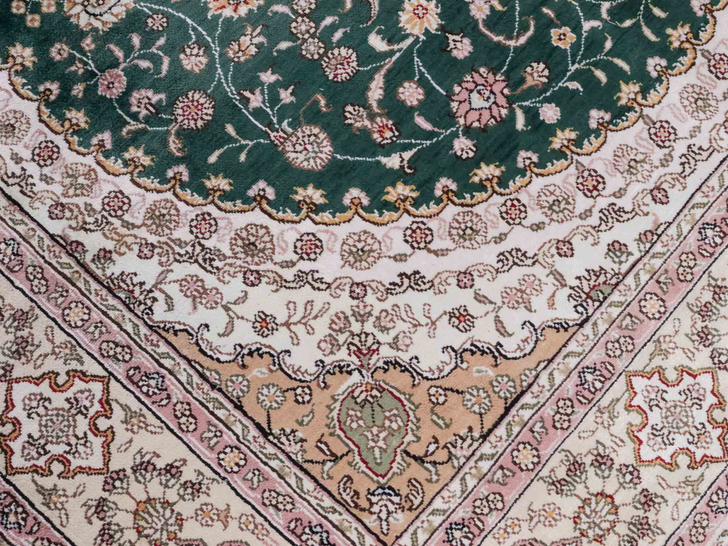 Handgeknüpfter Art Hereke Seidenteppich von Khademi aus Kunstseide, grün-cremeweiß. Chinesischer Teppich mit Medaillon. Orientteppich, von Hand geknüpft in China. Größe: 250 cm x 150 cm. Teppichnummer: SB3-1081. Verkauf durch Jupiter Intl.