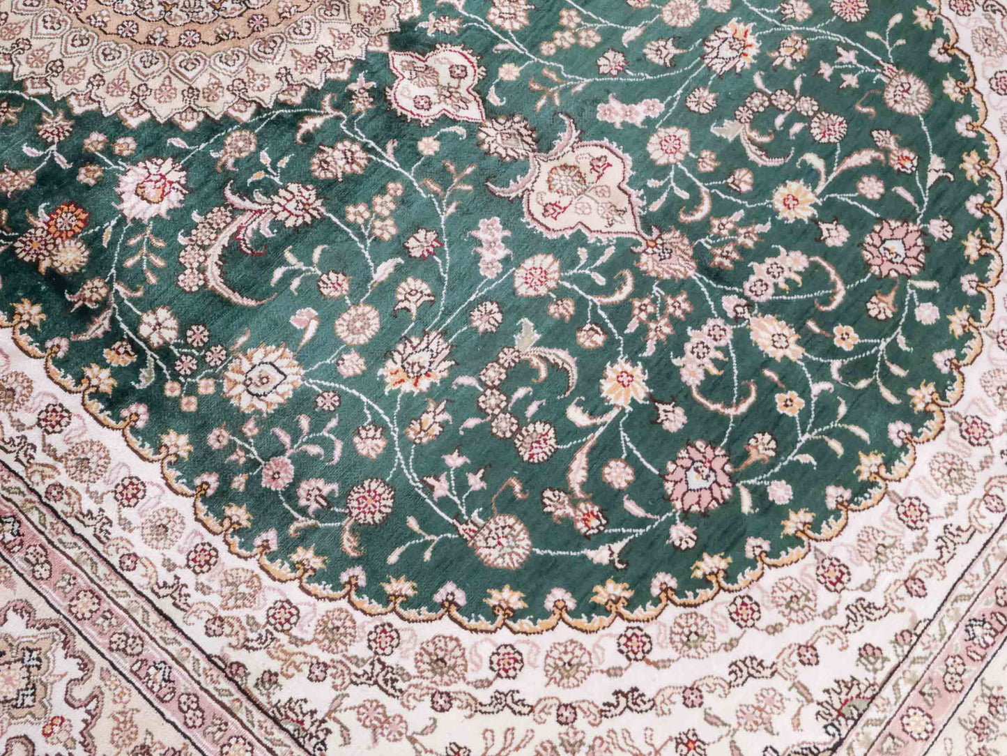 Handgeknüpfter Art Hereke Seidenteppich von Khademi aus Kunstseide, grün-cremeweiß. Chinesischer Teppich mit Medaillon. Orientteppich, von Hand geknüpft in China. Größe: 250 cm x 150 cm. Teppichnummer: SB3-1081. Verkauf durch Jupiter Intl.