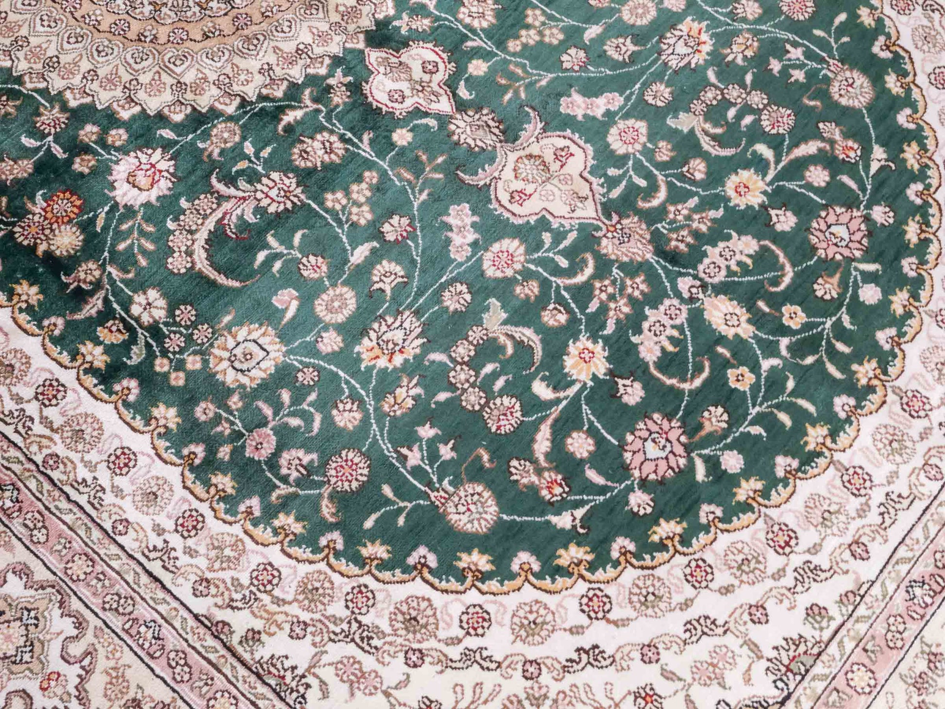 Handgeknüpfter Art Hereke Seidenteppich von Khademi aus Kunstseide, grün-cremeweiß. Chinesischer Teppich mit Medaillon. Orientteppich, von Hand geknüpft in China. Größe: 250 cm x 150 cm. Teppichnummer: SB3-1081. Verkauf durch Jupiter Intl.