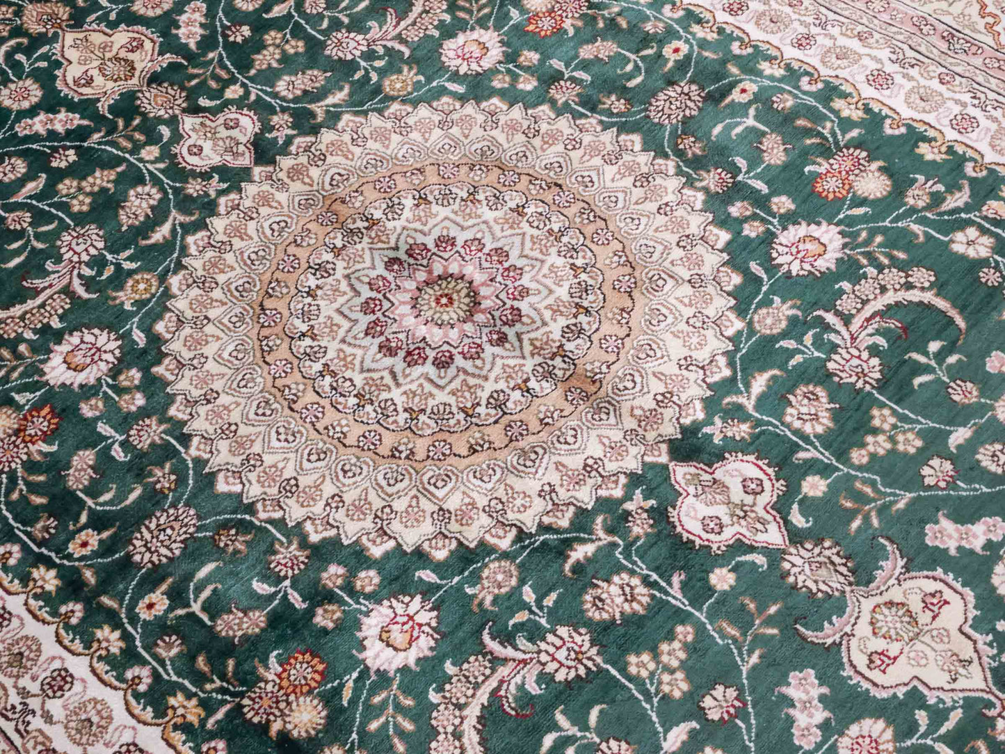 Handgeknüpfter Art Hereke Seidenteppich von Khademi aus Kunstseide, grün-cremeweiß. Chinesischer Teppich mit Medaillon. Orientteppich, von Hand geknüpft in China. Größe: 250 cm x 150 cm. Teppichnummer: SB3-1081. Verkauf durch Jupiter Intl.