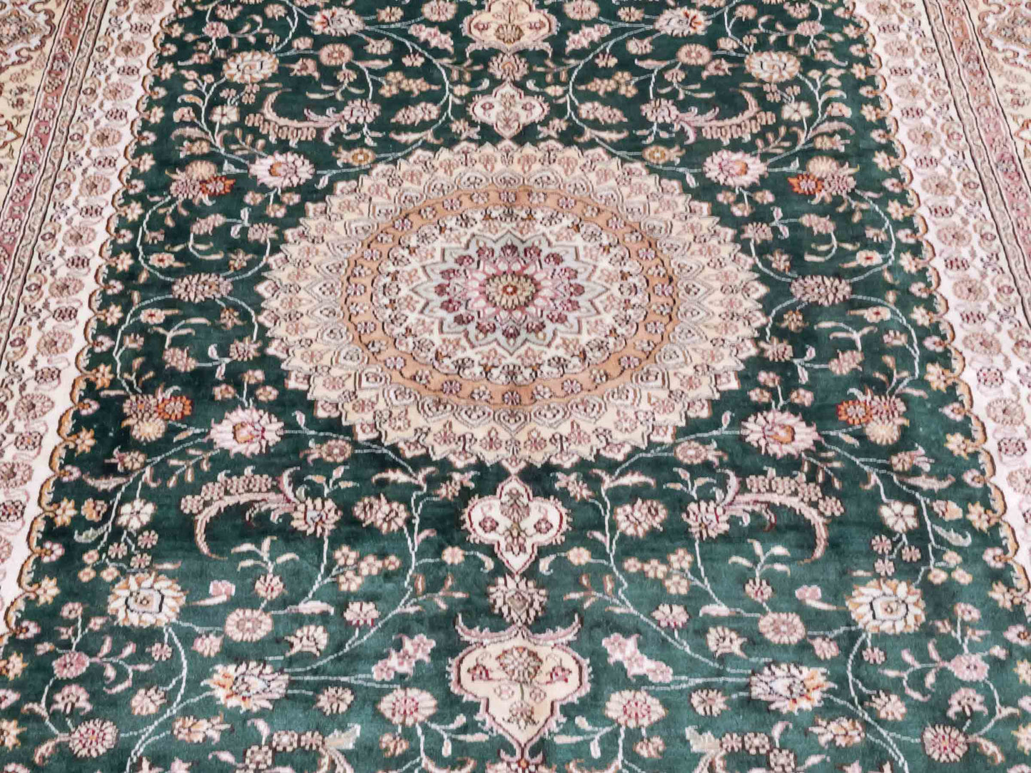Handgeknüpfter Art Hereke Seidenteppich von Khademi aus Kunstseide, grün-cremeweiß. Chinesischer Teppich mit Medaillon. Orientteppich, von Hand geknüpft in China. Größe: 250 cm x 150 cm. Teppichnummer: SB3-1081. Verkauf durch Jupiter Intl.