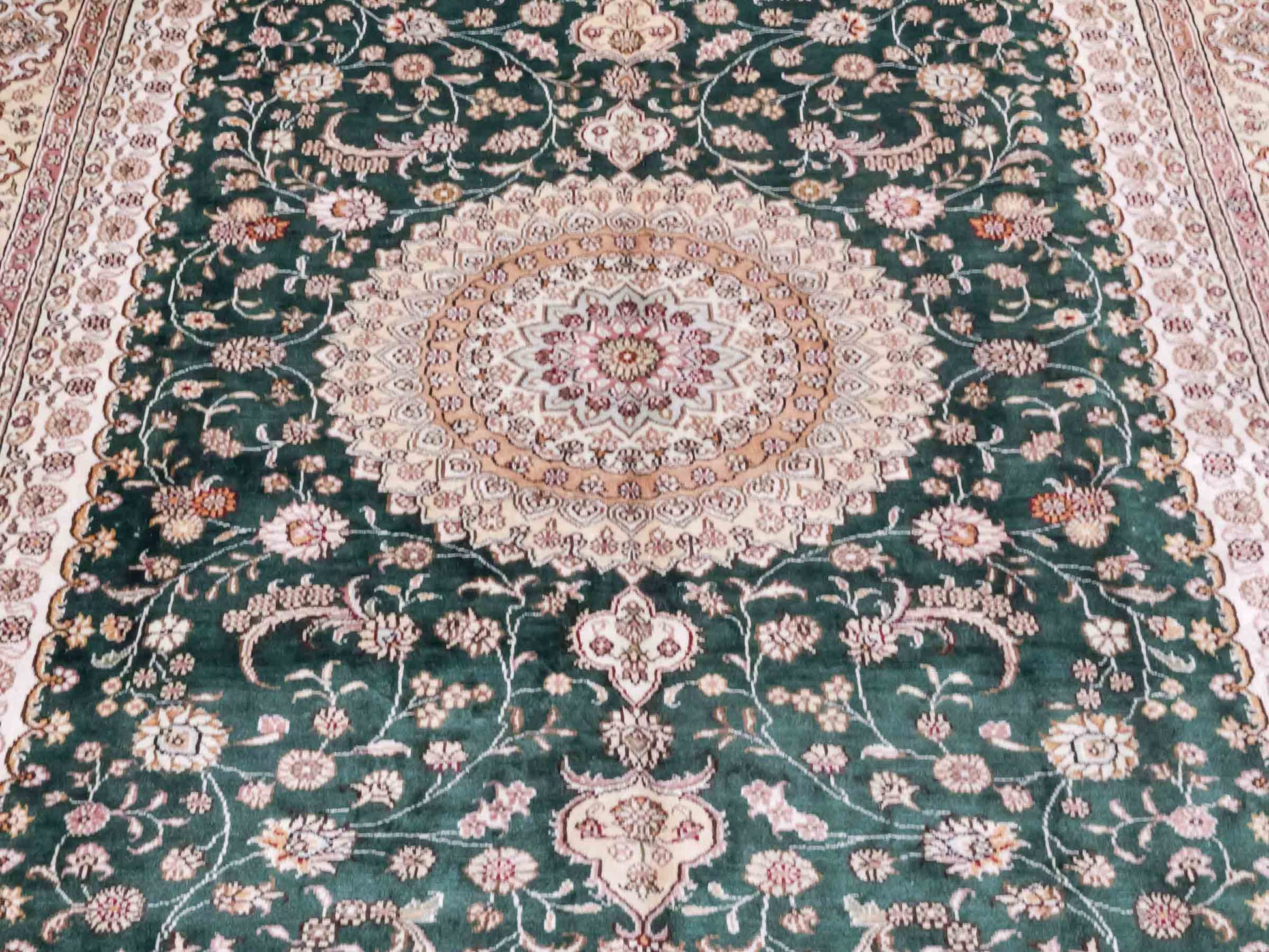 Handgeknüpfter Art Hereke Seidenteppich von Khademi aus Kunstseide, grün-cremeweiß. Chinesischer Teppich mit Medaillon. Orientteppich, von Hand geknüpft in China. Größe: 250 cm x 150 cm. Teppichnummer: SB3-1081. Verkauf durch Jupiter Intl.