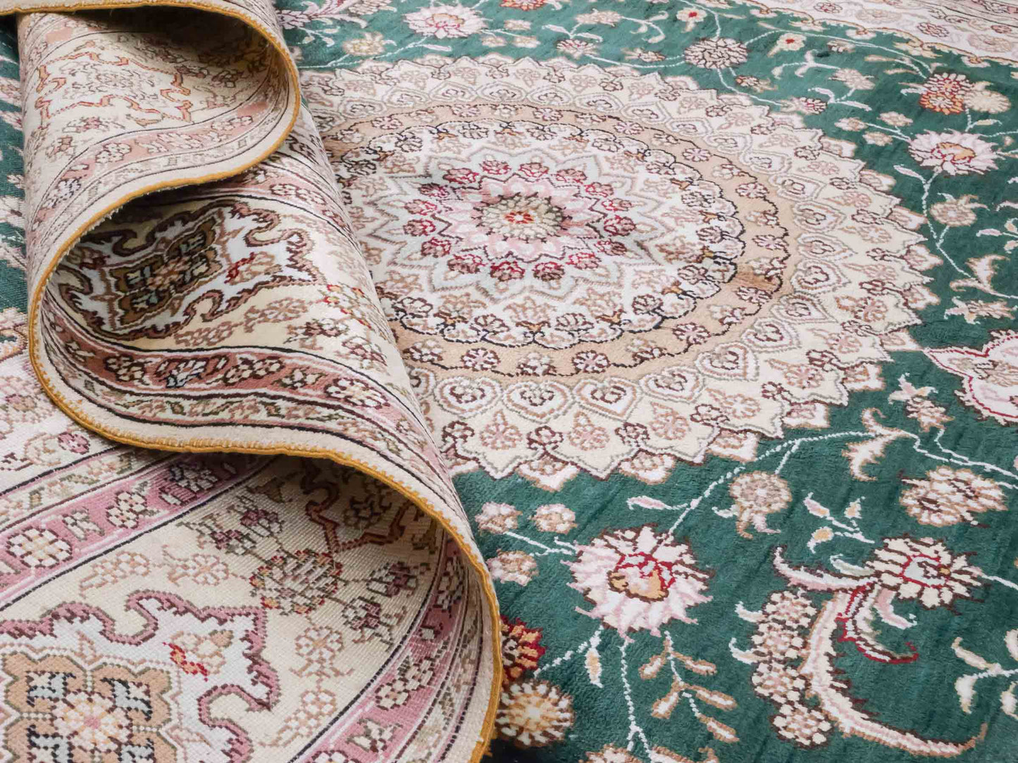 Handgeknüpfter Art Hereke Seidenteppich von Khademi aus Kunstseide, grün-cremeweiß. Chinesischer Teppich mit Medaillon. Orientteppich, von Hand geknüpft in China. Größe: 250 cm x 150 cm. Teppichnummer: SB3-1081. Verkauf durch Jupiter Intl.