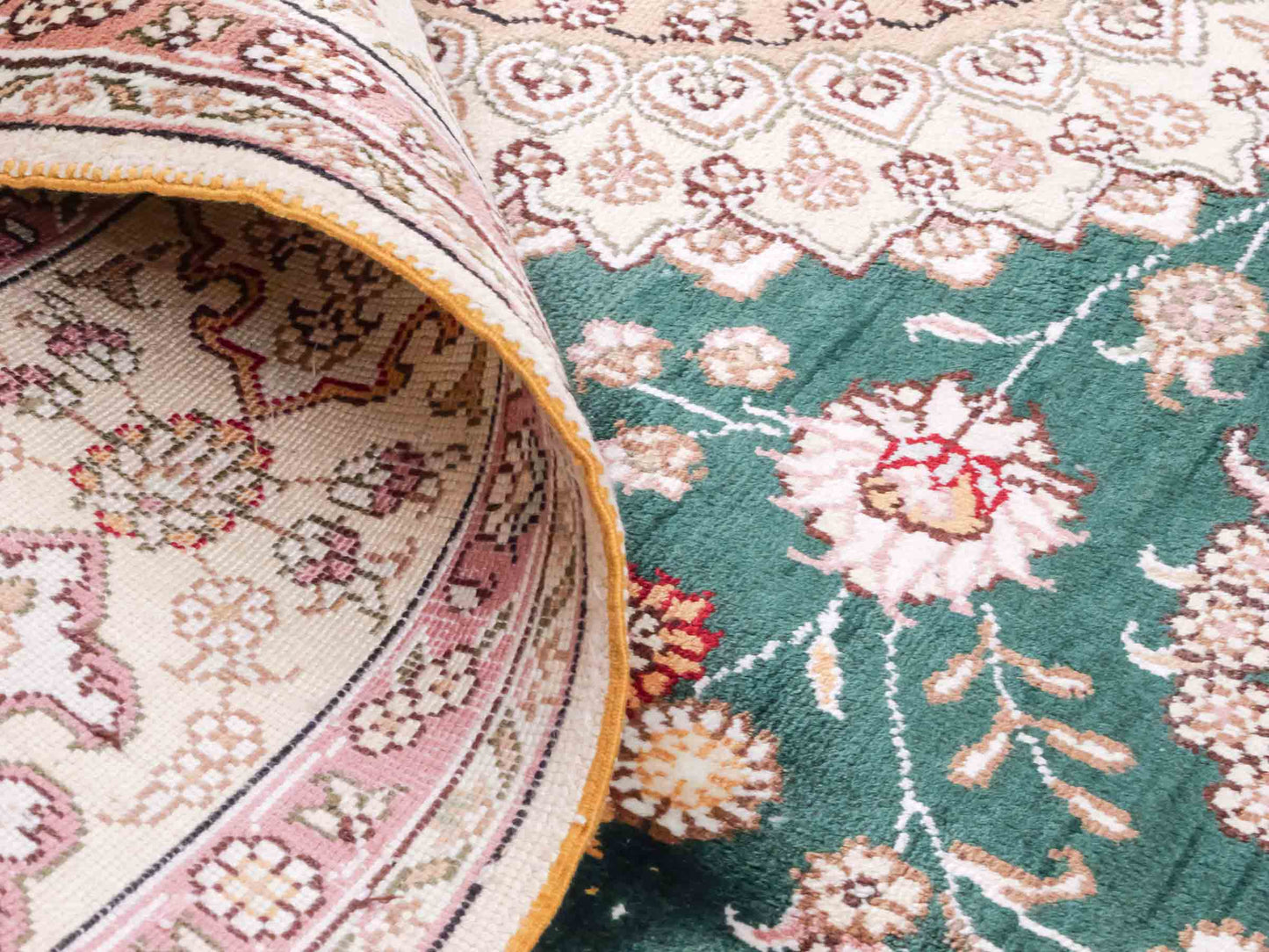 Handgeknüpfter Art Hereke Seidenteppich von Khademi aus Kunstseide, grün-cremeweiß. Chinesischer Teppich mit Medaillon. Orientteppich, von Hand geknüpft in China. Größe: 250 cm x 150 cm. Teppichnummer: SB3-1081. Verkauf durch Jupiter Intl.