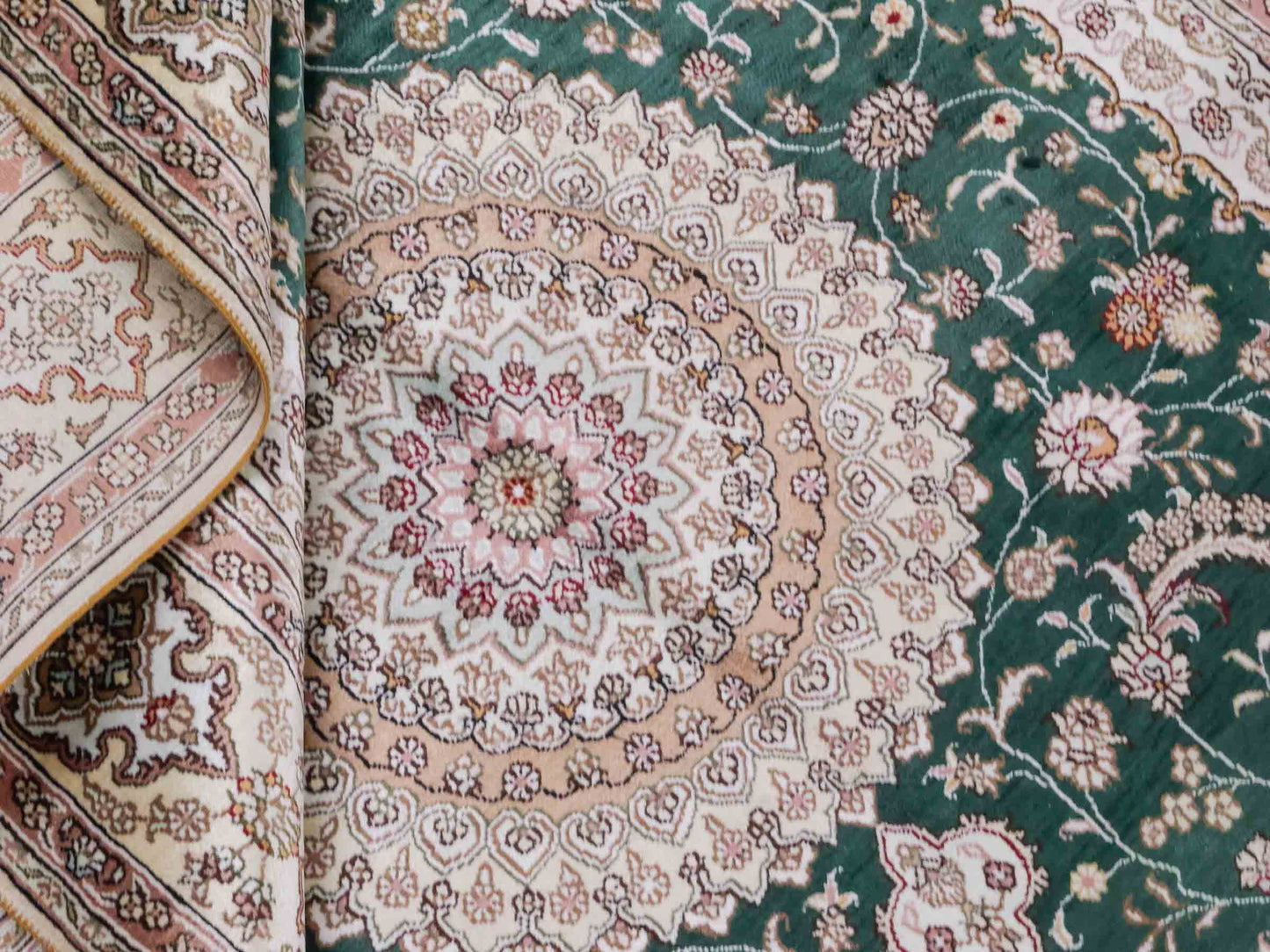 Handgeknüpfter Art Hereke Seidenteppich von Khademi aus Kunstseide, grün-cremeweiß. Chinesischer Teppich mit Medaillon. Orientteppich, von Hand geknüpft in China. Größe: 250 cm x 150 cm. Teppichnummer: SB3-1081. Verkauf durch Jupiter Intl.