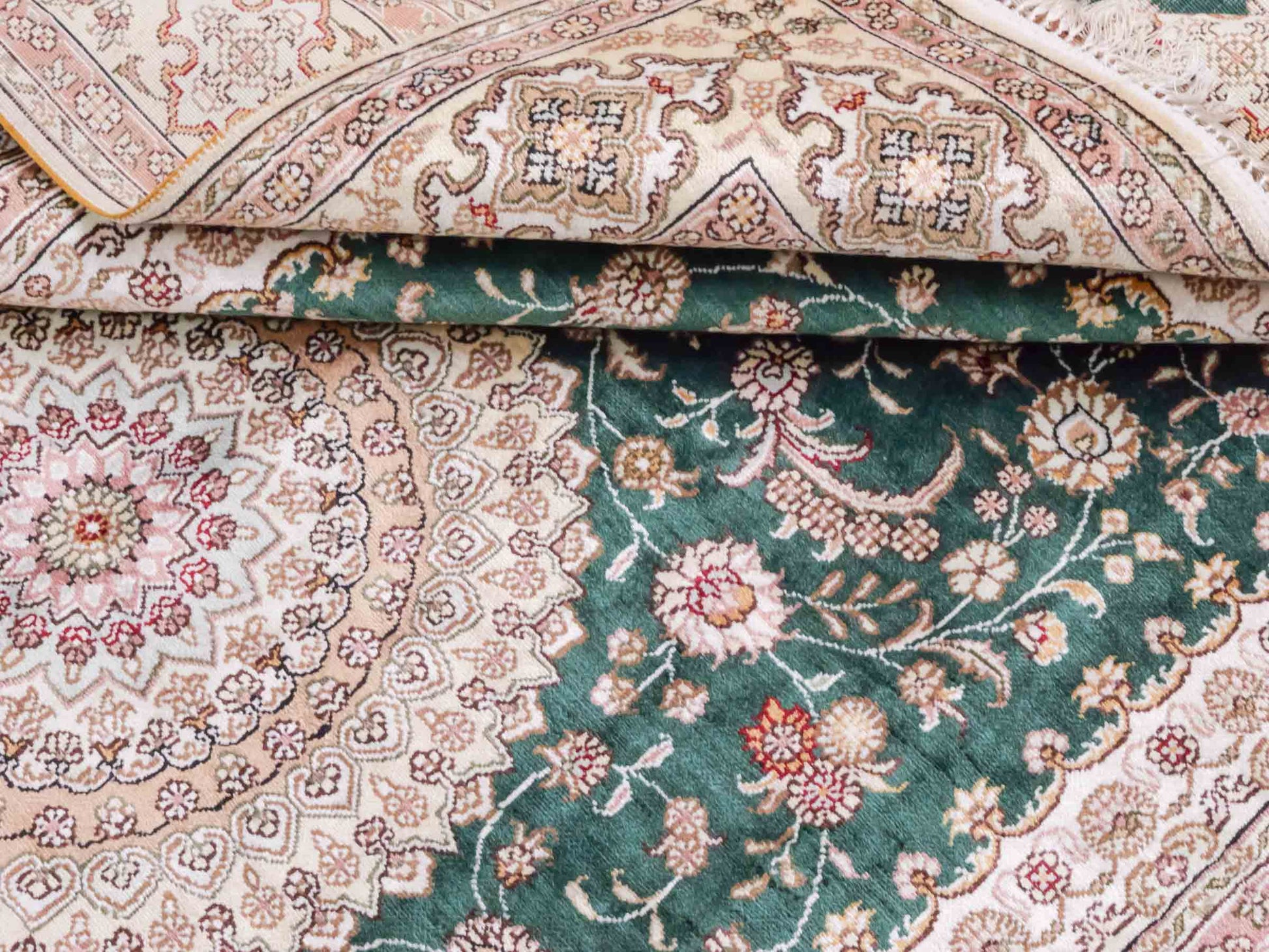 Handgeknüpfter Art Hereke Seidenteppich von Khademi aus Kunstseide, grün-cremeweiß. Chinesischer Teppich mit Medaillon. Orientteppich, von Hand geknüpft in China. Größe: 250 cm x 150 cm. Teppichnummer: SB3-1081. Verkauf durch Jupiter Intl.