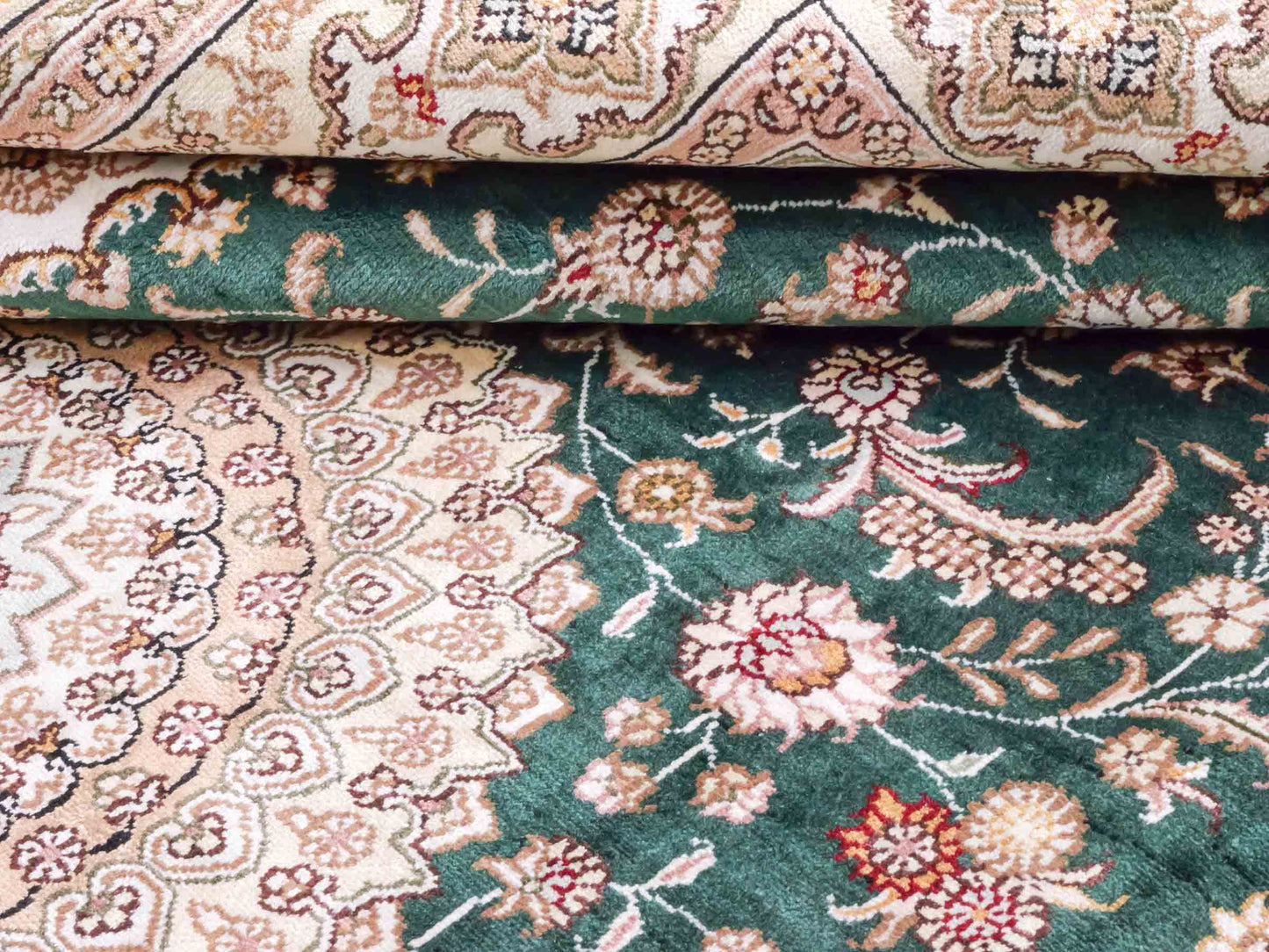 Handgeknüpfter Art Hereke Seidenteppich von Khademi aus Kunstseide, grün-cremeweiß. Chinesischer Teppich mit Medaillon. Orientteppich, von Hand geknüpft in China. Größe: 250 cm x 150 cm. Teppichnummer: SB3-1081. Verkauf durch Jupiter Intl.