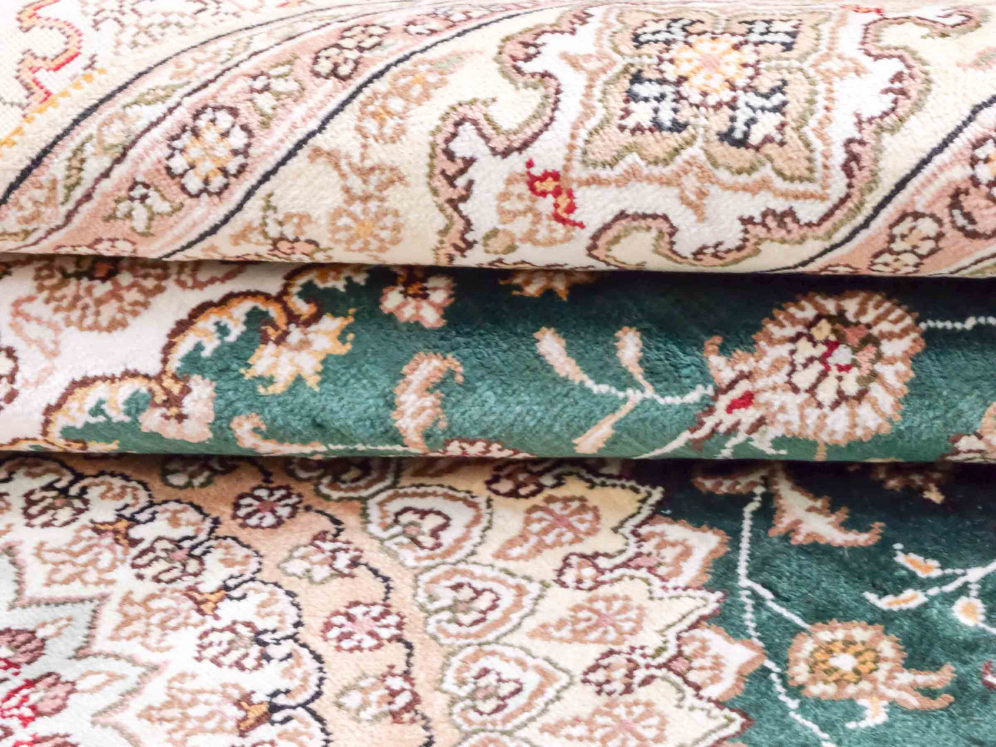 Handgeknüpfter Art Hereke Seidenteppich von Khademi aus Kunstseide, grün-cremeweiß. Chinesischer Teppich mit Medaillon. Orientteppich, von Hand geknüpft in China. Größe: 250 cm x 150 cm. Teppichnummer: SB3-1081. Verkauf durch Jupiter Intl.