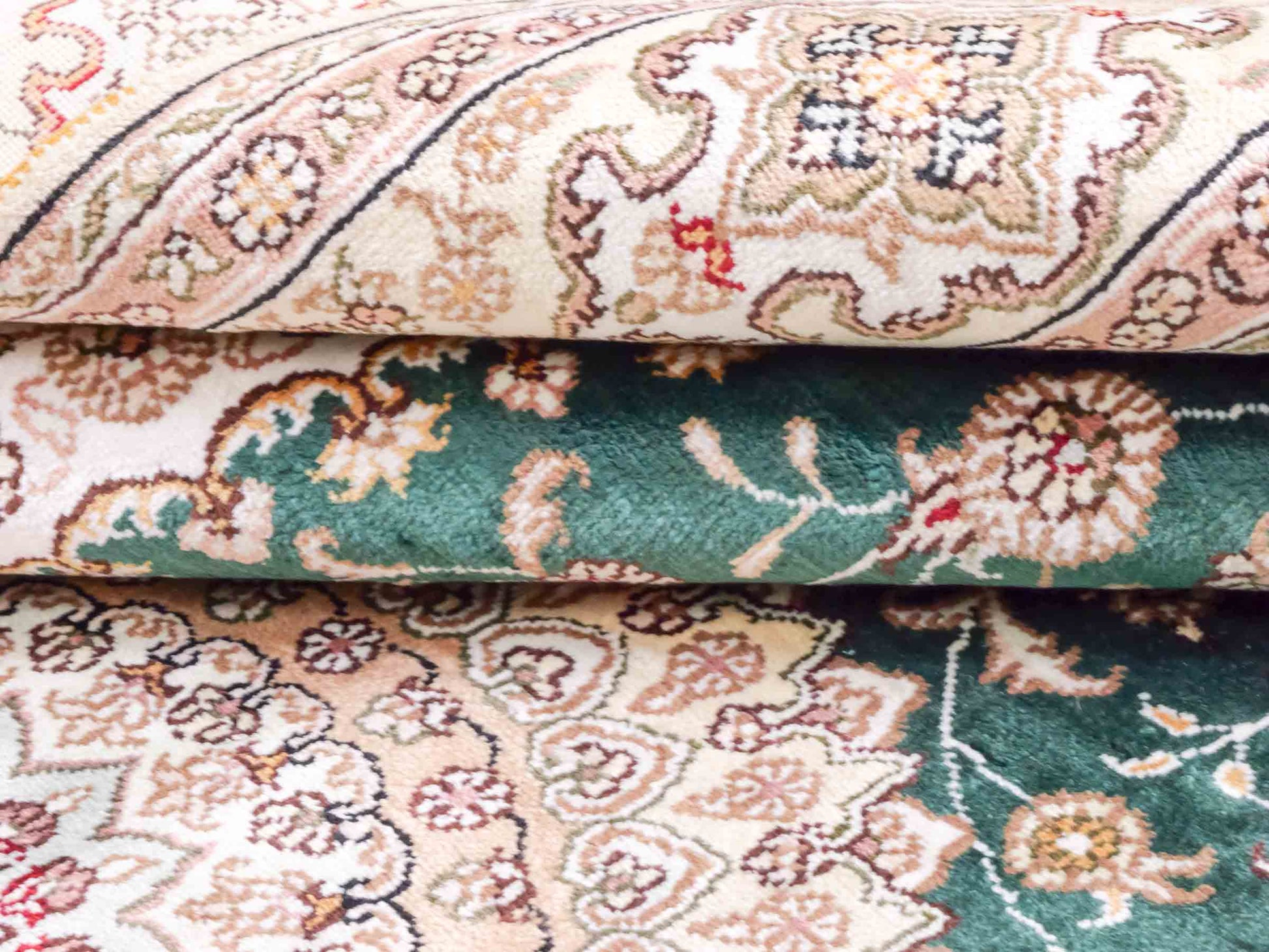 Handgeknüpfter Art Hereke Seidenteppich von Khademi aus Kunstseide, grün-cremeweiß. Chinesischer Teppich mit Medaillon. Orientteppich, von Hand geknüpft in China. Größe: 250 cm x 150 cm. Teppichnummer: SB3-1081. Verkauf durch Jupiter Intl.