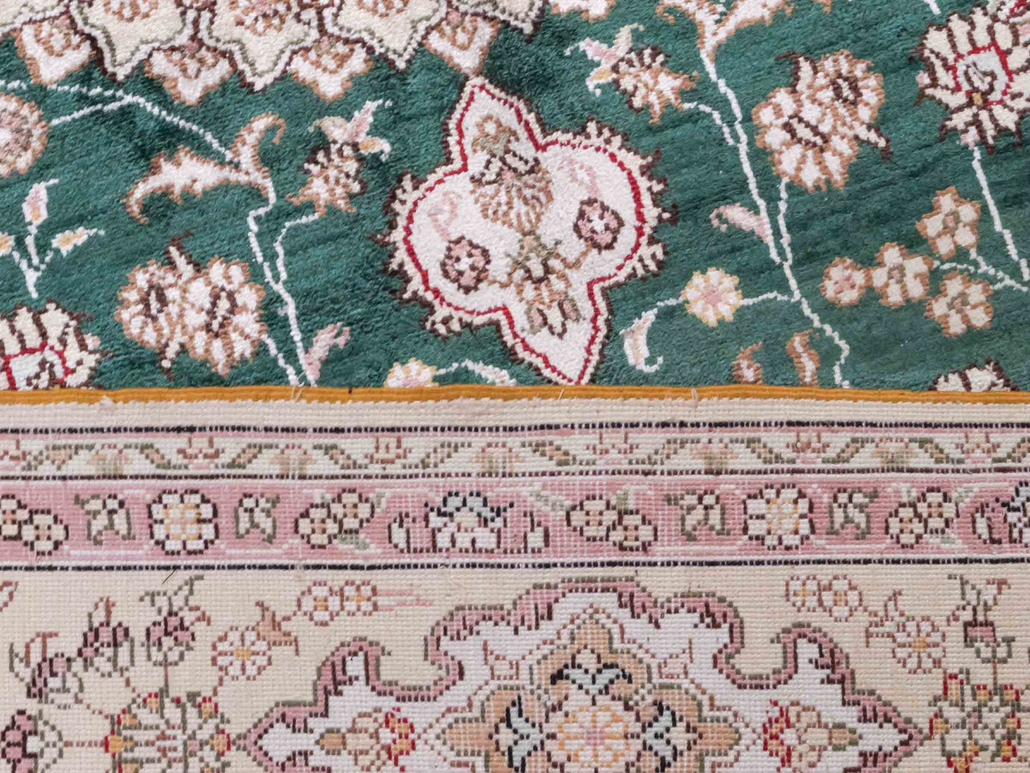 Handgeknüpfter Art Hereke Seidenteppich von Khademi aus Kunstseide, grün-cremeweiß. Chinesischer Teppich mit Medaillon. Orientteppich, von Hand geknüpft in China. Größe: 250 cm x 150 cm. Teppichnummer: SB3-1081. Verkauf durch Jupiter Intl.