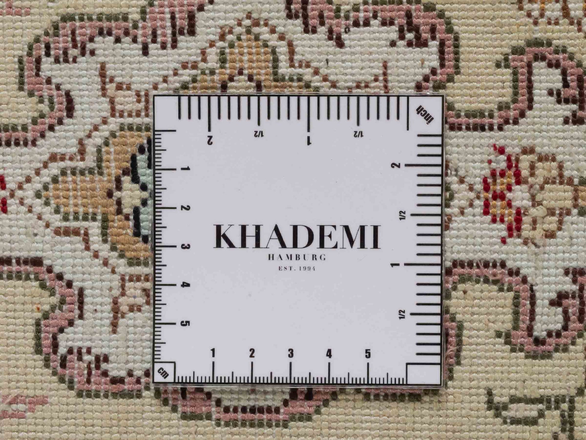 Handgeknüpfter Art Hereke Seidenteppich von Khademi aus Kunstseide, grün-cremeweiß. Chinesischer Teppich mit Medaillon. Orientteppich, von Hand geknüpft in China. Größe: 250 cm x 150 cm. Teppichnummer: SB3-1081. Verkauf durch Jupiter Intl.
