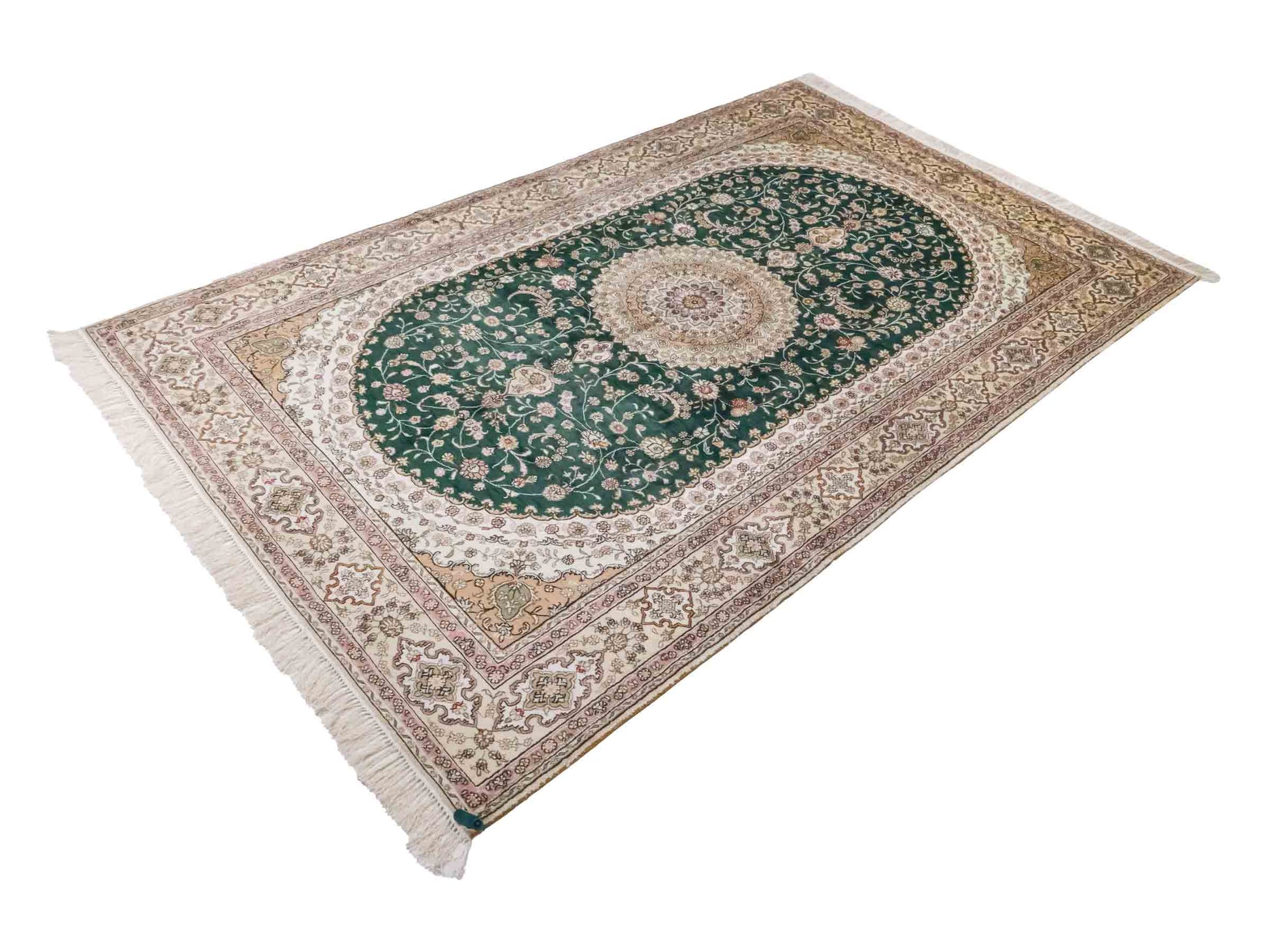 Handgeknüpfter Art Hereke Seidenteppich von Khademi aus Kunstseide, grün-cremeweiß. Chinesischer Teppich mit Medaillon. Orientteppich, von Hand geknüpft in China. Größe: 250 cm x 150 cm. Teppichnummer: SB3-1081. Verkauf durch Jupiter Intl.