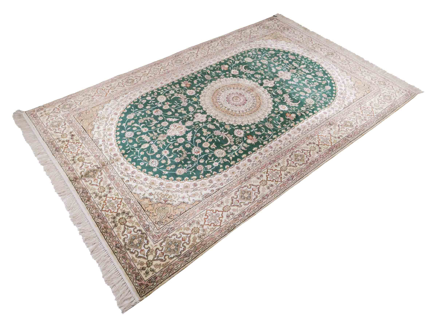 Handgeknüpfter Art Hereke Seidenteppich von Khademi aus Kunstseide, grün-cremeweiß. Chinesischer Teppich mit Medaillon. Orientteppich, von Hand geknüpft in China. Größe: 250 cm x 150 cm. Teppichnummer: SB3-1081. Verkauf durch Jupiter Intl.