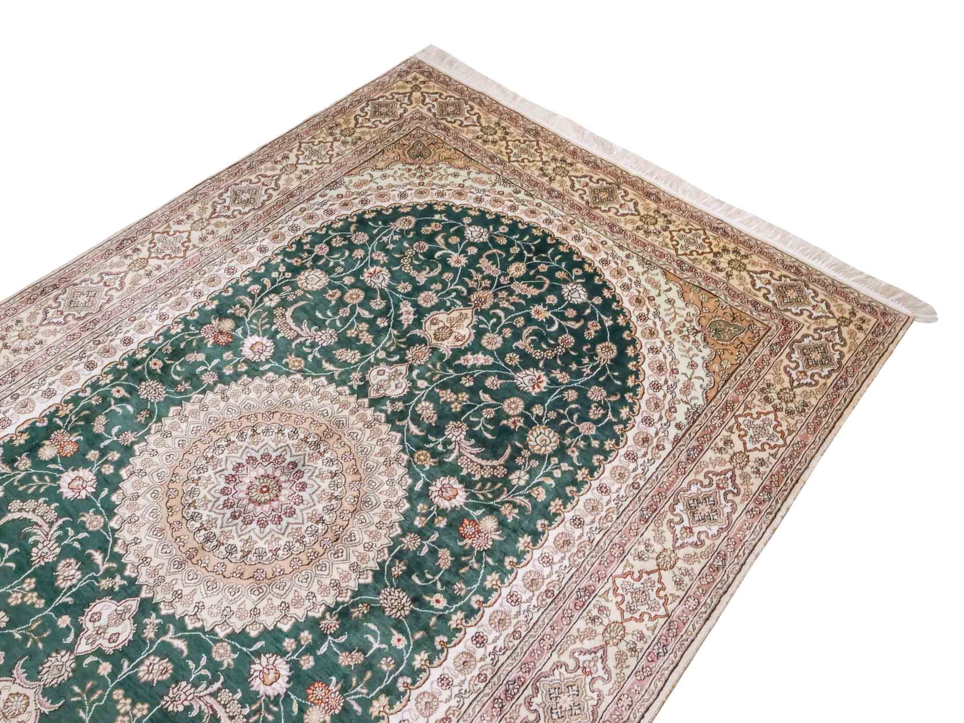 Handgeknüpfter Art Hereke Seidenteppich von Khademi aus Kunstseide, grün-cremeweiß. Chinesischer Teppich mit Medaillon. Orientteppich, von Hand geknüpft in China. Größe: 250 cm x 150 cm. Teppichnummer: SB3-1081. Verkauf durch Jupiter Intl.
