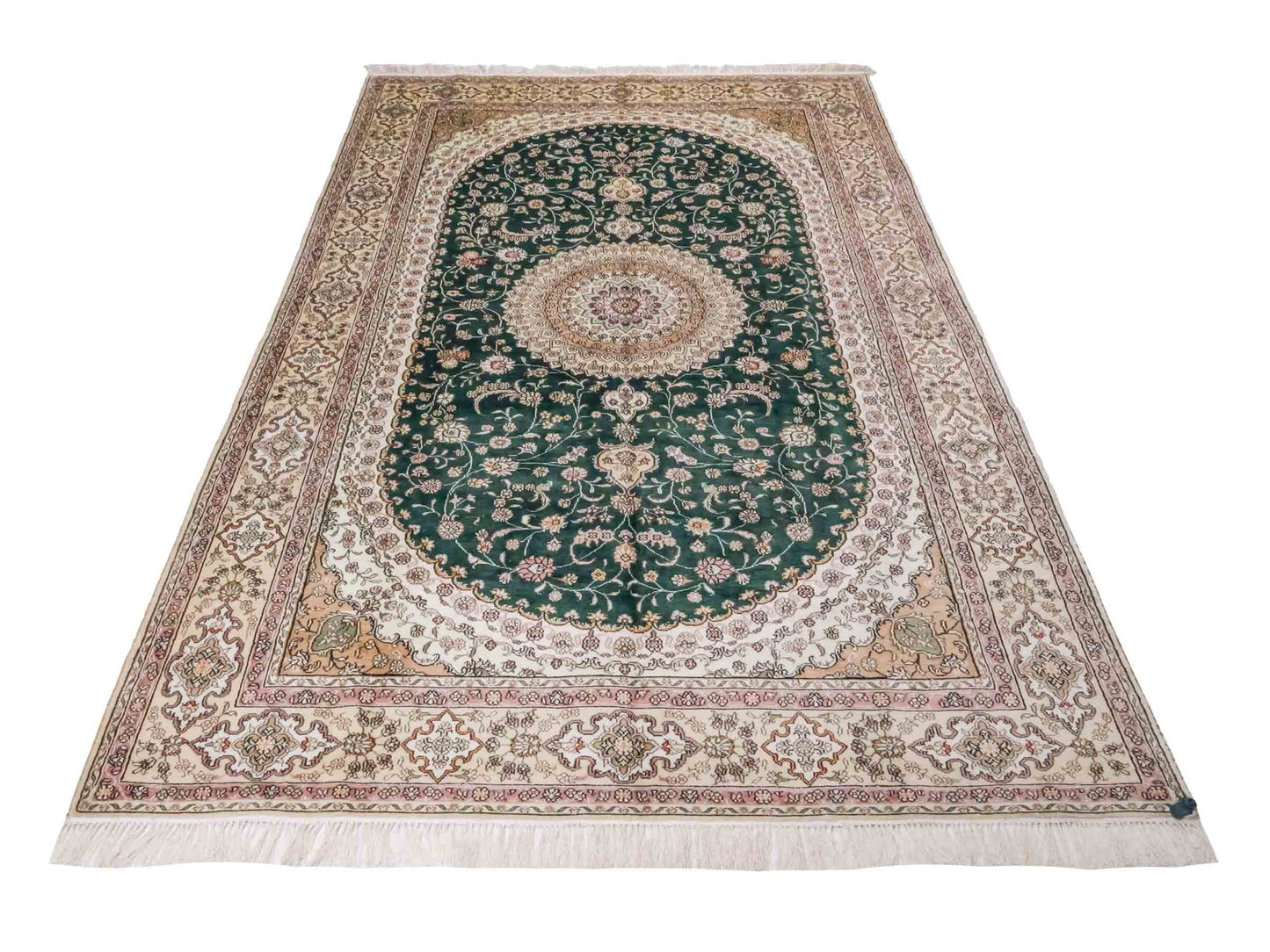 Handgeknüpfter Art Hereke Seidenteppich von Khademi aus Kunstseide, grün-cremeweiß. Chinesischer Teppich mit Medaillon. Orientteppich, von Hand geknüpft in China. Größe: 250 cm x 150 cm. Teppichnummer: SB3-1081. Verkauf durch Jupiter Intl.
