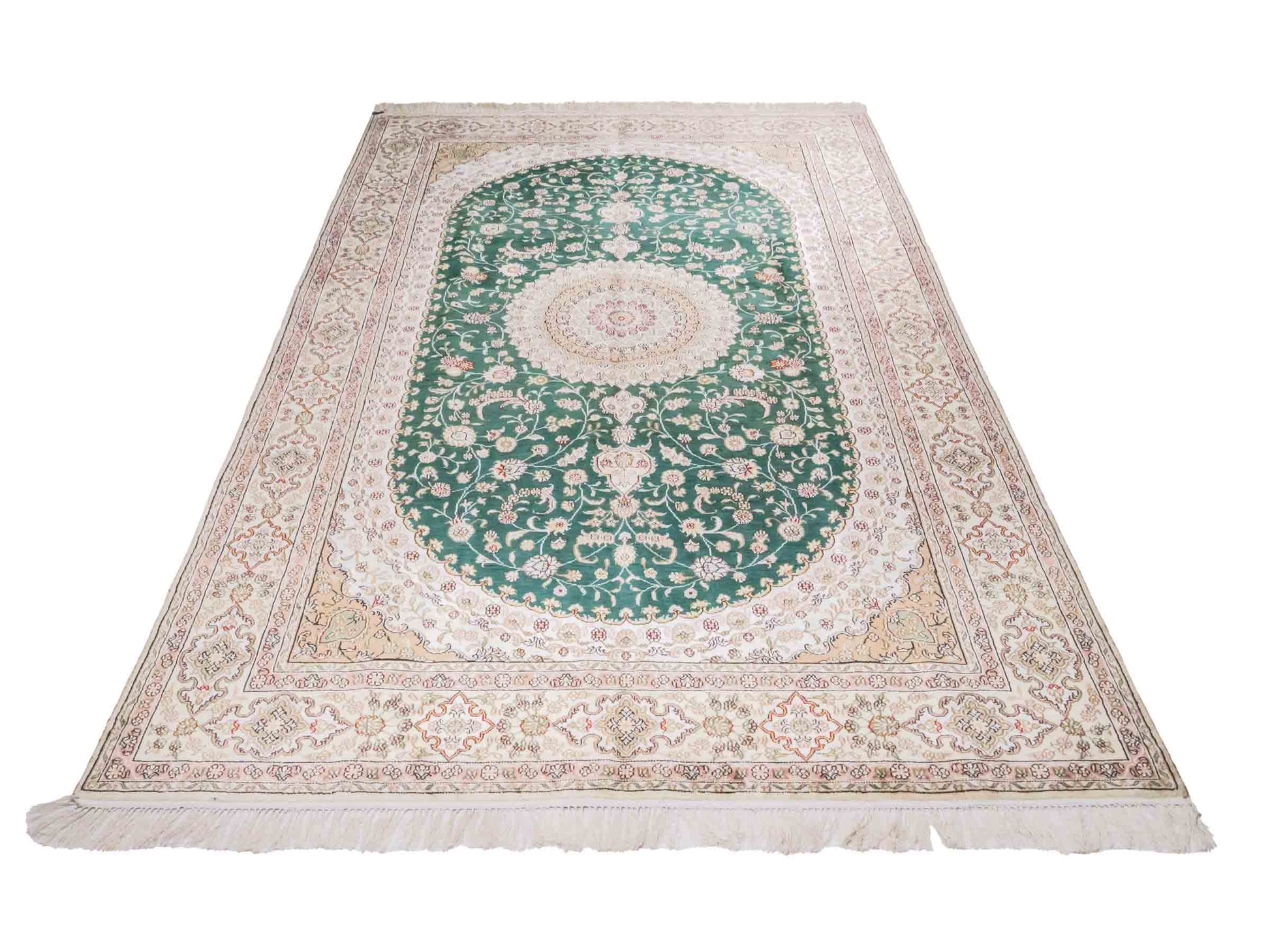 Handgeknüpfter Art Hereke Seidenteppich von Khademi aus Kunstseide, grün-cremeweiß. Chinesischer Teppich mit Medaillon. Orientteppich, von Hand geknüpft in China. Größe: 250 cm x 150 cm. Teppichnummer: SB3-1081. Verkauf durch Jupiter Intl.