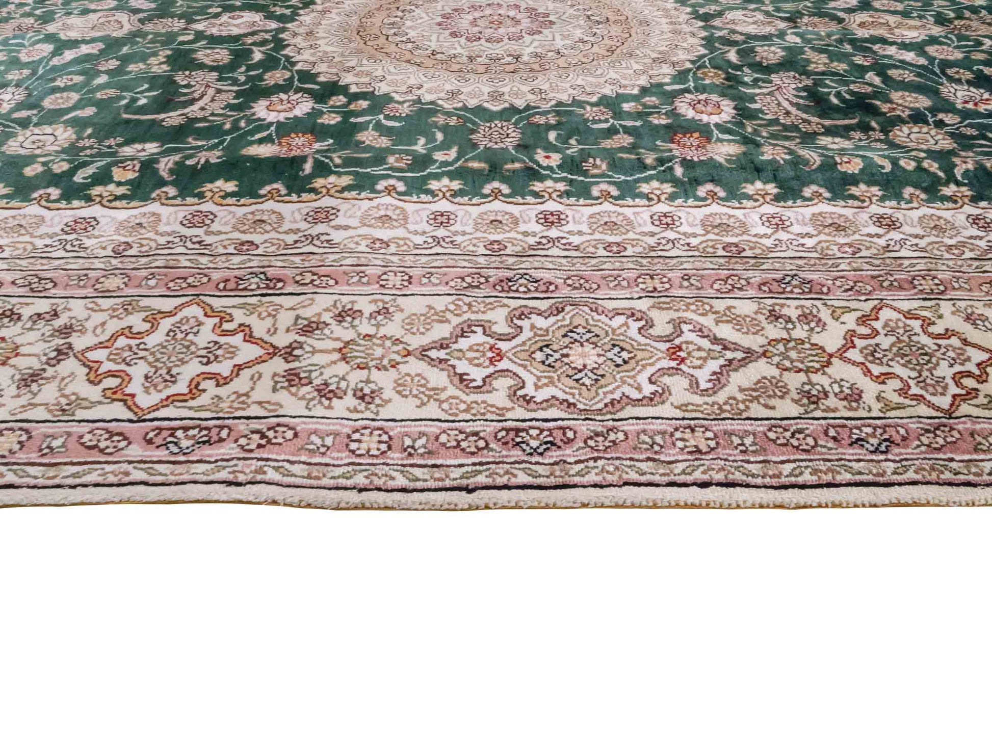 Handgeknüpfter Art Hereke Seidenteppich von Khademi aus Kunstseide, grün-cremeweiß. Chinesischer Teppich mit Medaillon. Orientteppich, von Hand geknüpft in China. Größe: 250 cm x 150 cm. Teppichnummer: SB3-1081. Verkauf durch Jupiter Intl.