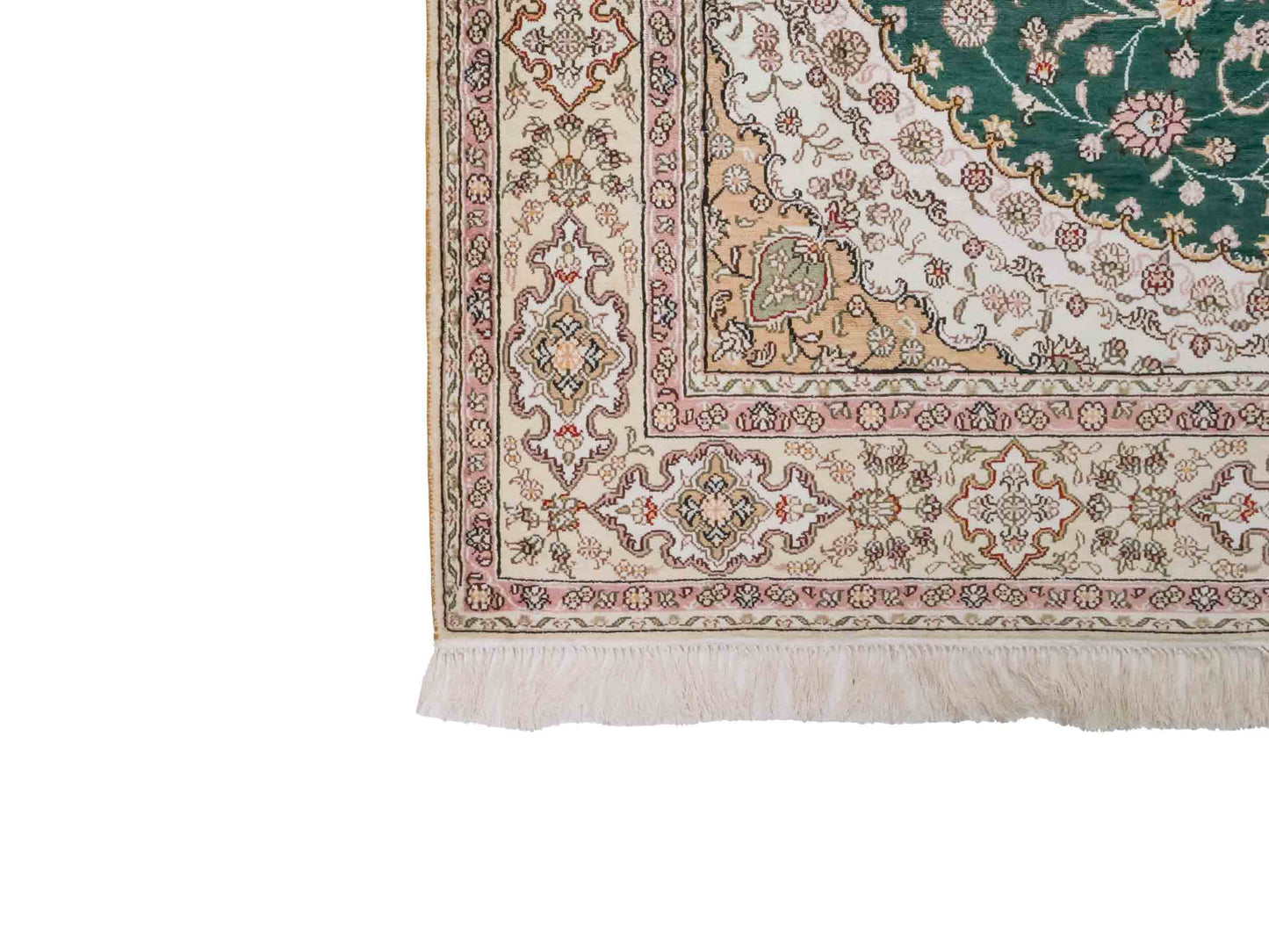 Handgeknüpfter Art Hereke Seidenteppich von Khademi aus Kunstseide, grün-cremeweiß. Chinesischer Teppich mit Medaillon. Orientteppich, von Hand geknüpft in China. Größe: 250 cm x 150 cm. Teppichnummer: SB3-1081. Verkauf durch Jupiter Intl.