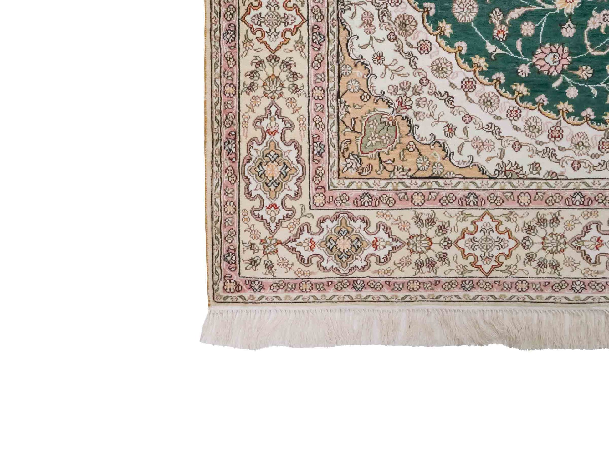 Handgeknüpfter Art Hereke Seidenteppich von Khademi aus Kunstseide, grün-cremeweiß. Chinesischer Teppich mit Medaillon. Orientteppich, von Hand geknüpft in China. Größe: 250 cm x 150 cm. Teppichnummer: SB3-1081. Verkauf durch Jupiter Intl.