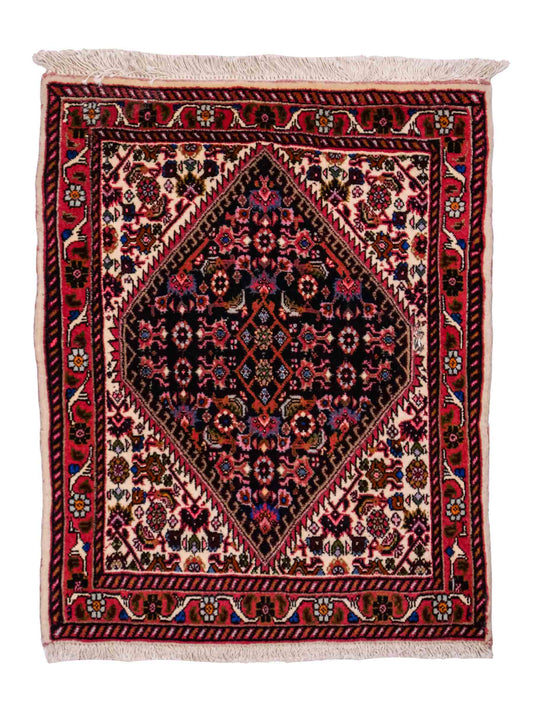Handgeknüpfter Bidjar Sandjan Perserteppich von Khademi aus Wolle, rot. Kurdischer Dorfteppich mit geometrischem Medaillon. Von Hand geknüpft in Iran. Größe: 60 cm x 40 cm. Teppichnummer: DB3-1060. Verkauf durch Jupiter Intl.
