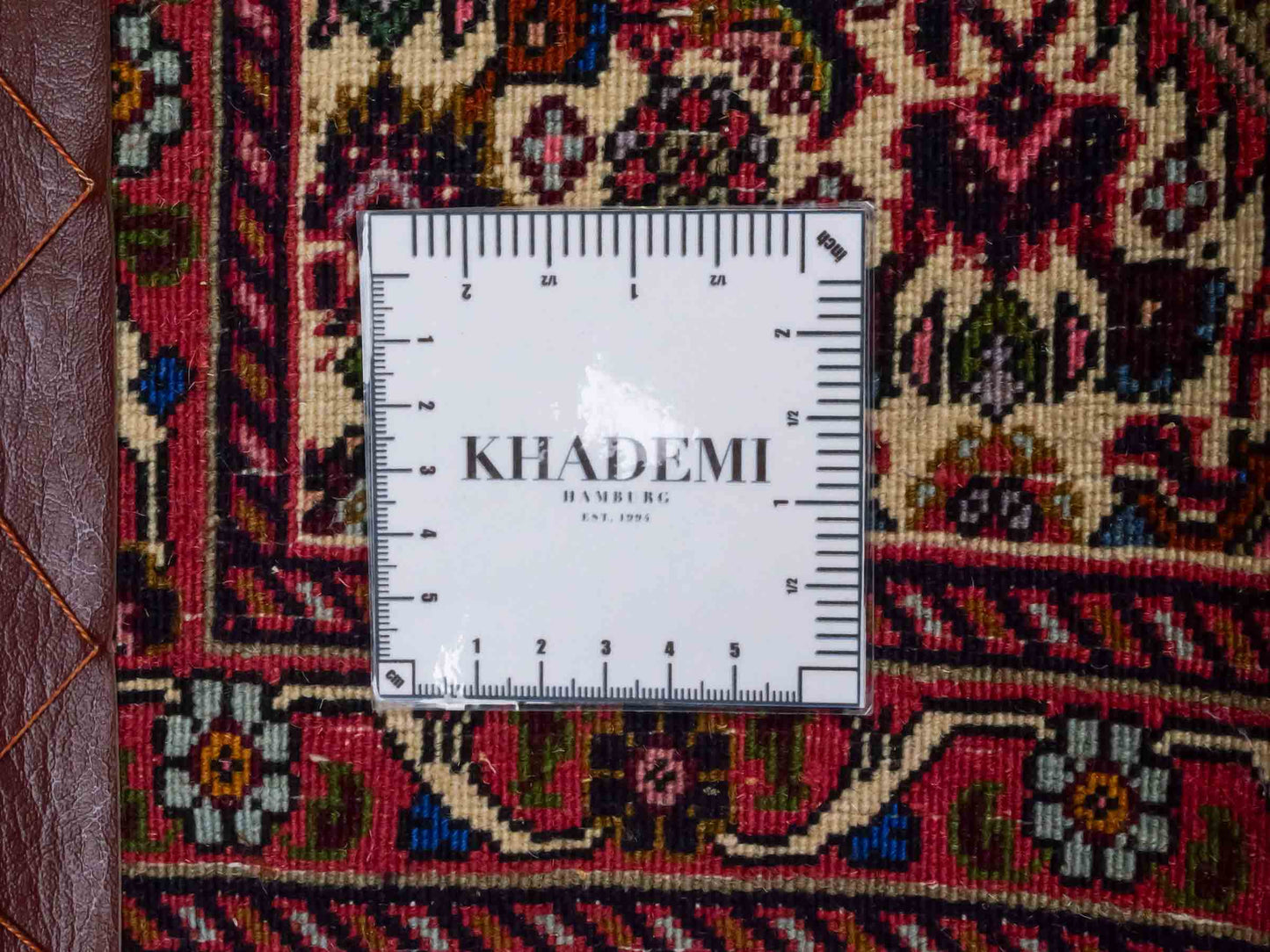 Handgeknüpfter Bidjar Sandjan Perserteppich von Khademi aus Wolle, rot. Kurdischer Dorfteppich mit geometrischem Medaillon. Von Hand geknüpft in Iran. Größe: 60 cm x 40 cm. Teppichnummer: DB3-1060. Verkauf durch Jupiter Intl.