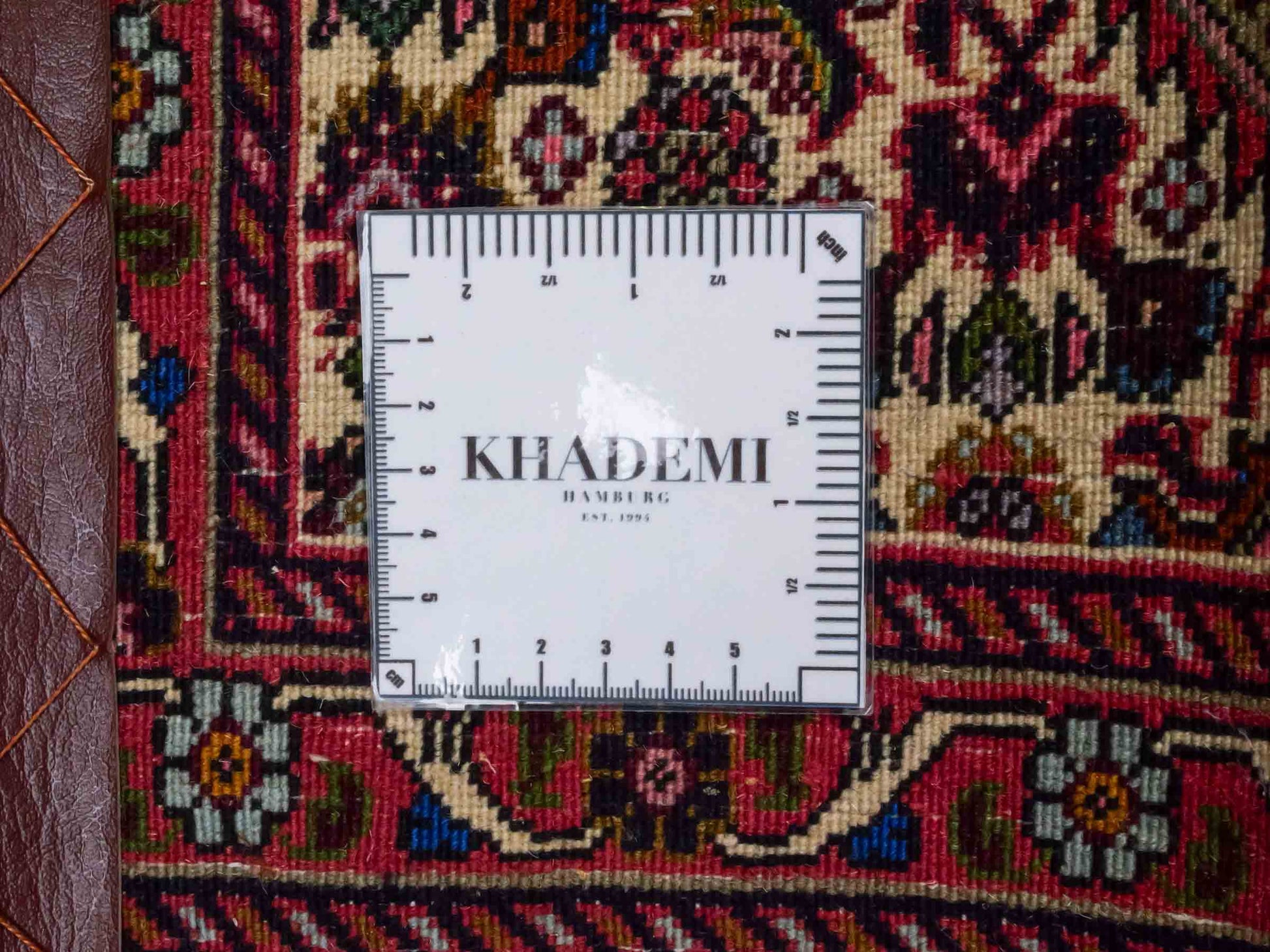 Handgeknüpfter Bidjar Sandjan Perserteppich von Khademi aus Wolle, rot. Kurdischer Dorfteppich mit geometrischem Medaillon. Von Hand geknüpft in Iran. Größe: 60 cm x 40 cm. Teppichnummer: DB3-1060. Verkauf durch Jupiter Intl.