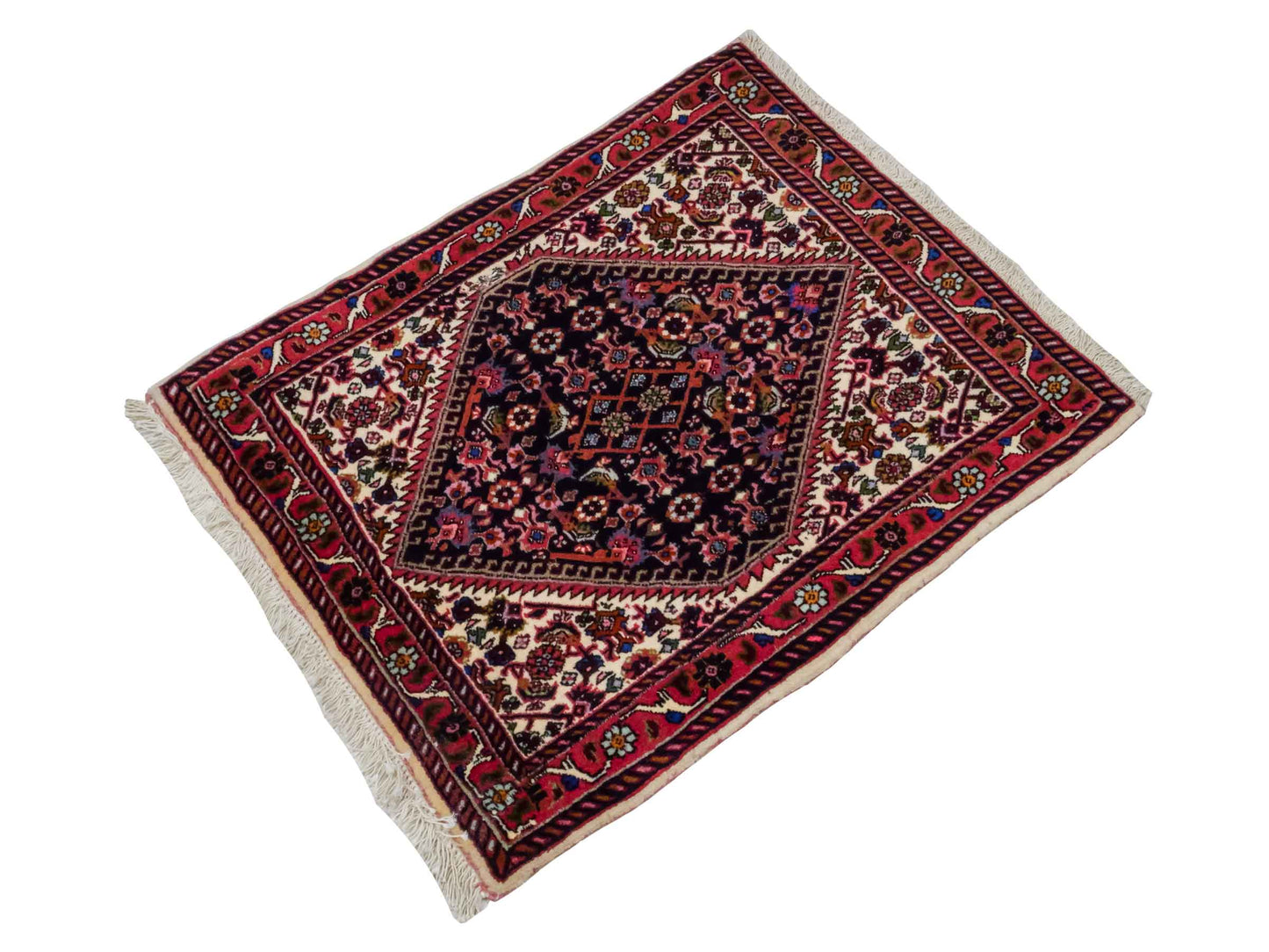 Handgeknüpfter Bidjar Sandjan Perserteppich von Khademi aus Wolle, rot. Kurdischer Dorfteppich mit geometrischem Medaillon. Von Hand geknüpft in Iran. Größe: 60 cm x 40 cm. Teppichnummer: DB3-1060. Verkauf durch Jupiter Intl.