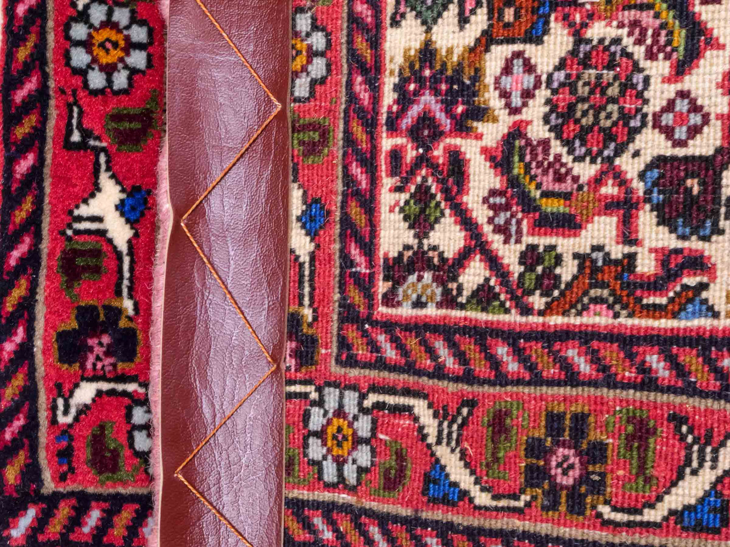 Handgeknüpfter Bidjar Sandjan Perserteppich von Khademi aus Wolle, rot. Kurdischer Dorfteppich mit geometrischem Medaillon. Von Hand geknüpft in Iran. Größe: 60 cm x 40 cm. Teppichnummer: DB3-1060. Verkauf durch Jupiter Intl.