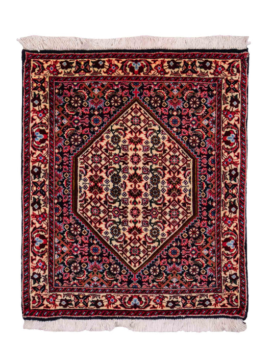 Handgeknüpfter Bidjar Sandjan Perserteppich von Khademi aus Wolle, mehrfarbig. Kurdischer Dorfteppich mit geometrischem Medaillon. Von Hand geknüpft in Iran. Größe: 60 cm x 50 cm. Teppichnummer: DB3-1051. Verkauf durch Jupiter Intl.