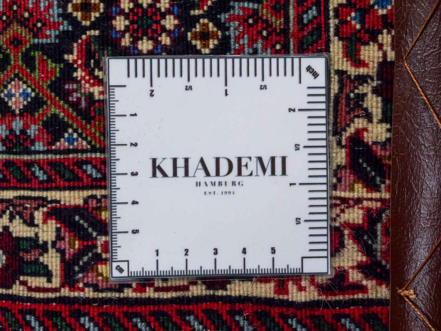 Handgeknüpfter Bidjar Sandjan Perserteppich von Khademi aus Wolle, mehrfarbig. Kurdischer Dorfteppich mit geometrischem Medaillon. Von Hand geknüpft in Iran. Größe: 60 cm x 50 cm. Teppichnummer: DB3-1051. Verkauf durch Jupiter Intl.