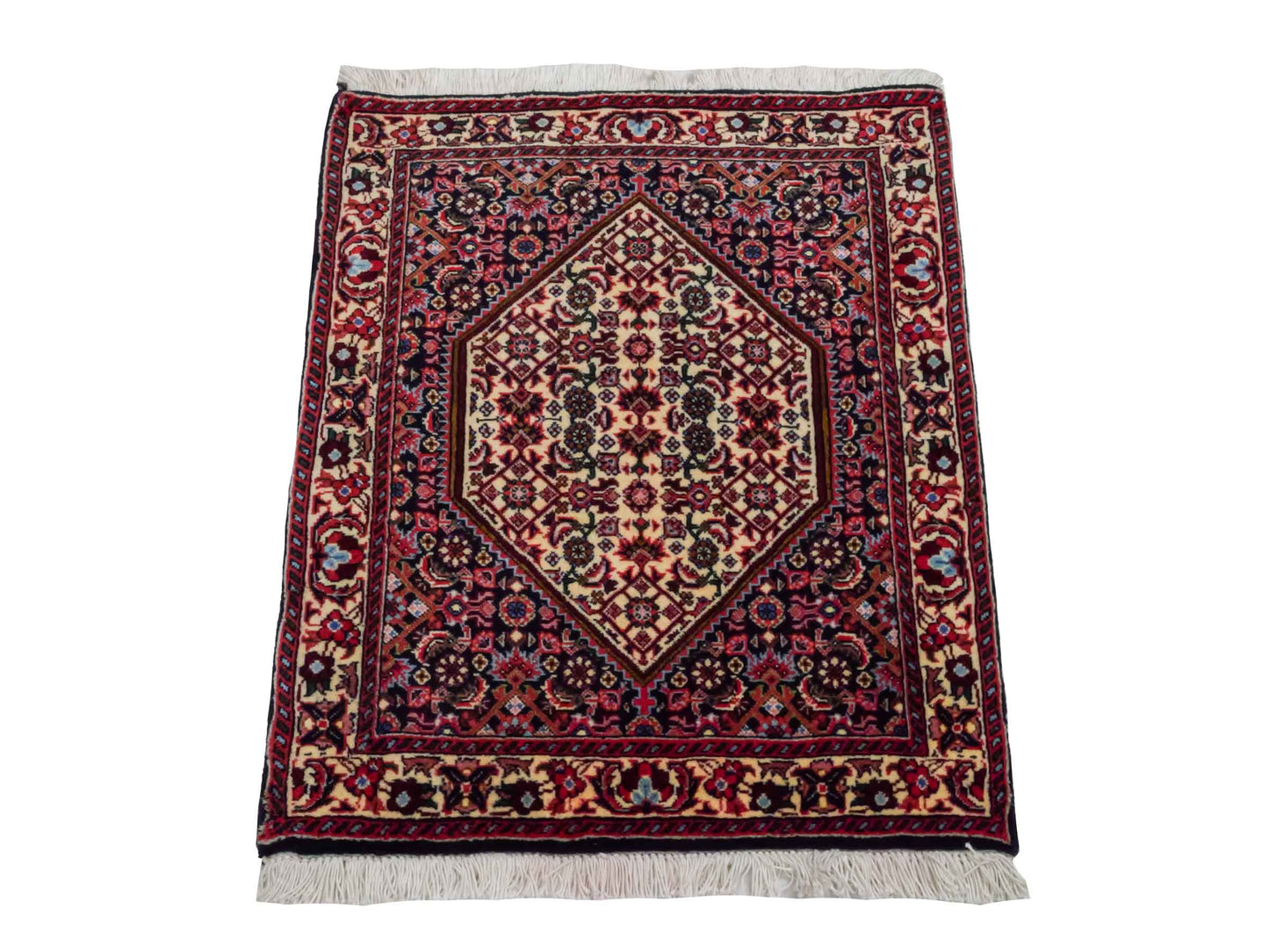Handgeknüpfter Bidjar Sandjan Perserteppich von Khademi aus Wolle, mehrfarbig. Kurdischer Dorfteppich mit geometrischem Medaillon. Von Hand geknüpft in Iran. Größe: 60 cm x 50 cm. Teppichnummer: DB3-1051. Verkauf durch Jupiter Intl.