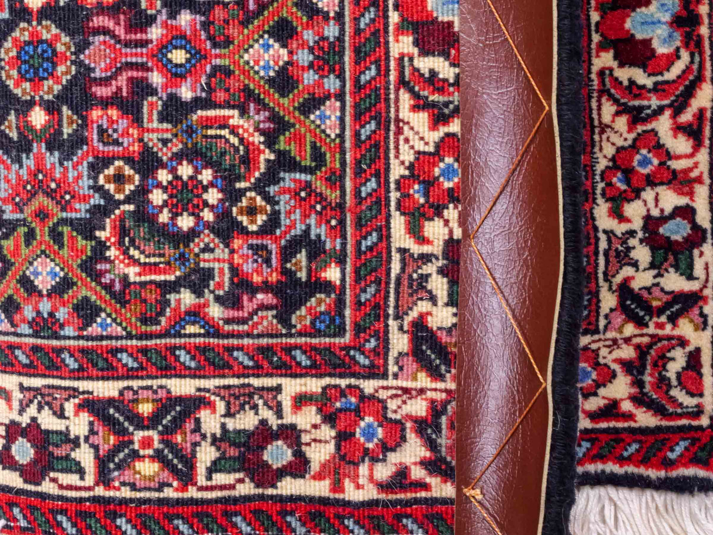 Handgeknüpfter Bidjar Sandjan Perserteppich von Khademi aus Wolle, mehrfarbig. Kurdischer Dorfteppich mit geometrischem Medaillon. Von Hand geknüpft in Iran. Größe: 60 cm x 50 cm. Teppichnummer: DB3-1051. Verkauf durch Jupiter Intl.
