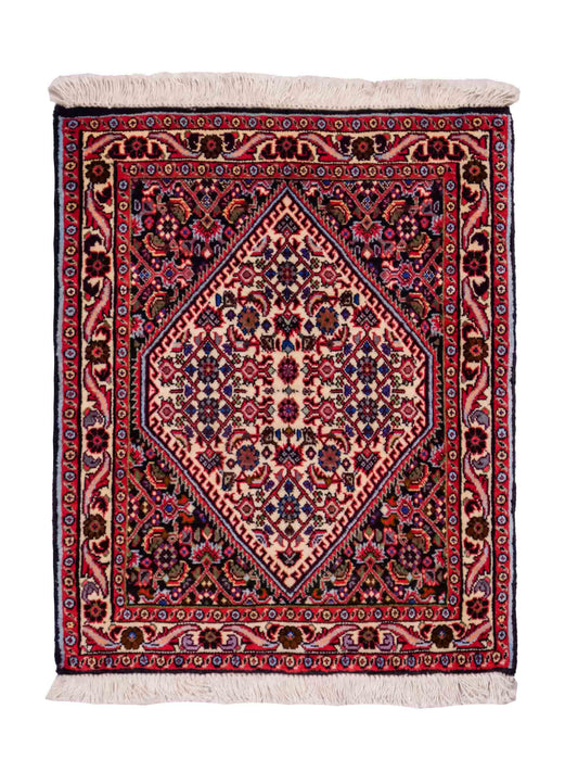 Handgeknüpfter Bidjar Sandjan Perserteppich von Khademi aus Wolle, mehrfarbig. Kurdischer Dorfteppich mit geometrischem Medaillon. Von Hand geknüpft in Iran. Größe: 60 cm x 50 cm. Teppichnummer: DB3-1053. Verkauf durch Jupiter Intl.