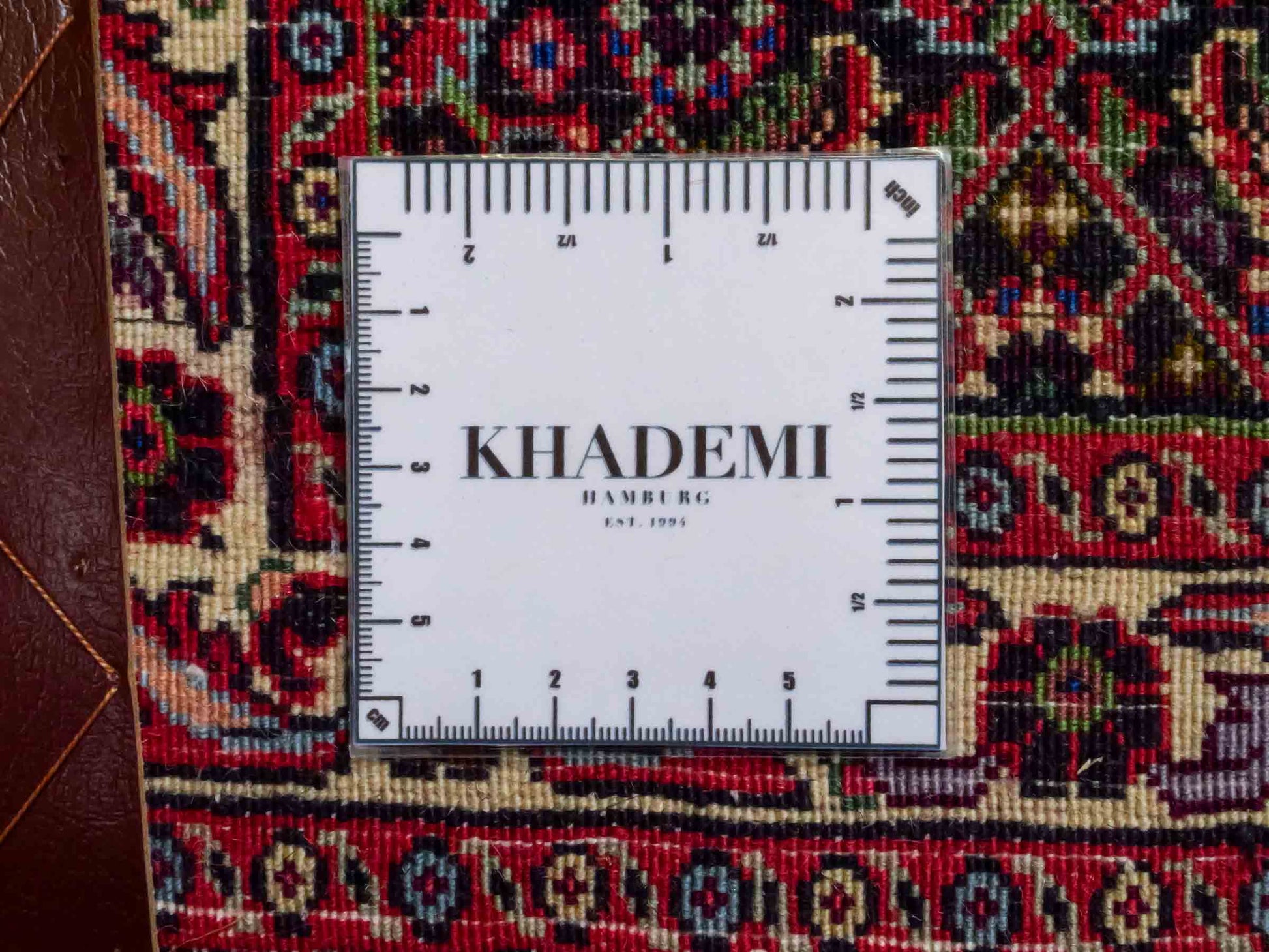 Handgeknüpfter Bidjar Sandjan Perserteppich von Khademi aus Wolle, mehrfarbig. Kurdischer Dorfteppich mit geometrischem Medaillon. Von Hand geknüpft in Iran. Größe: 60 cm x 50 cm. Teppichnummer: DB3-1053. Verkauf durch Jupiter Intl.