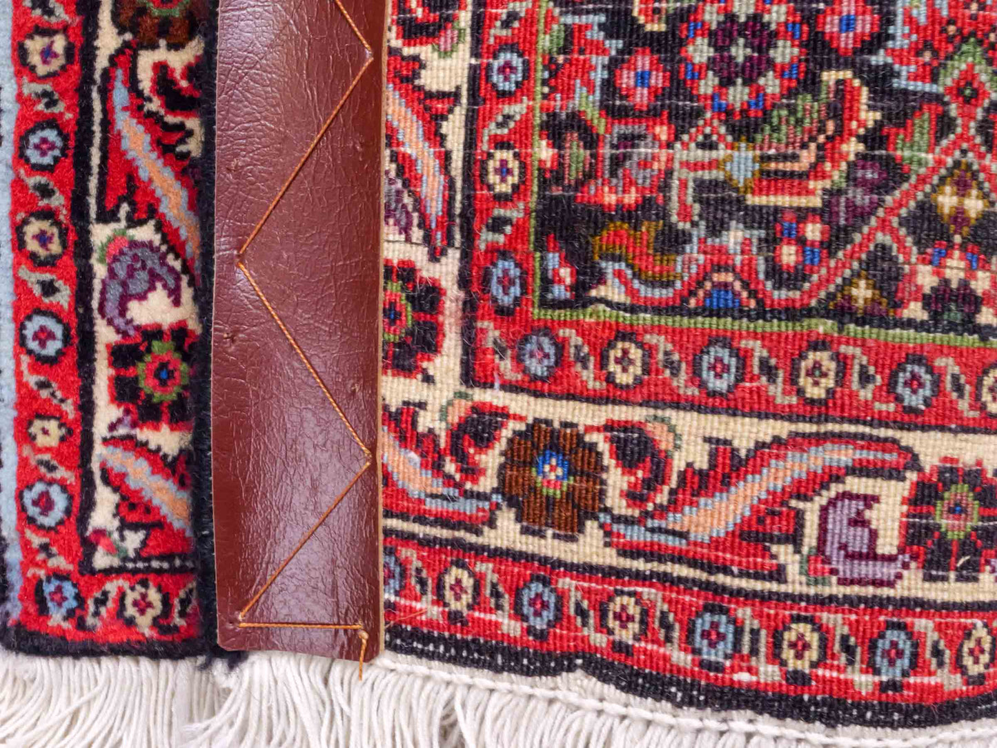 Handgeknüpfter Bidjar Sandjan Perserteppich von Khademi aus Wolle, mehrfarbig. Kurdischer Dorfteppich mit geometrischem Medaillon. Von Hand geknüpft in Iran. Größe: 60 cm x 50 cm. Teppichnummer: DB3-1053. Verkauf durch Jupiter Intl.