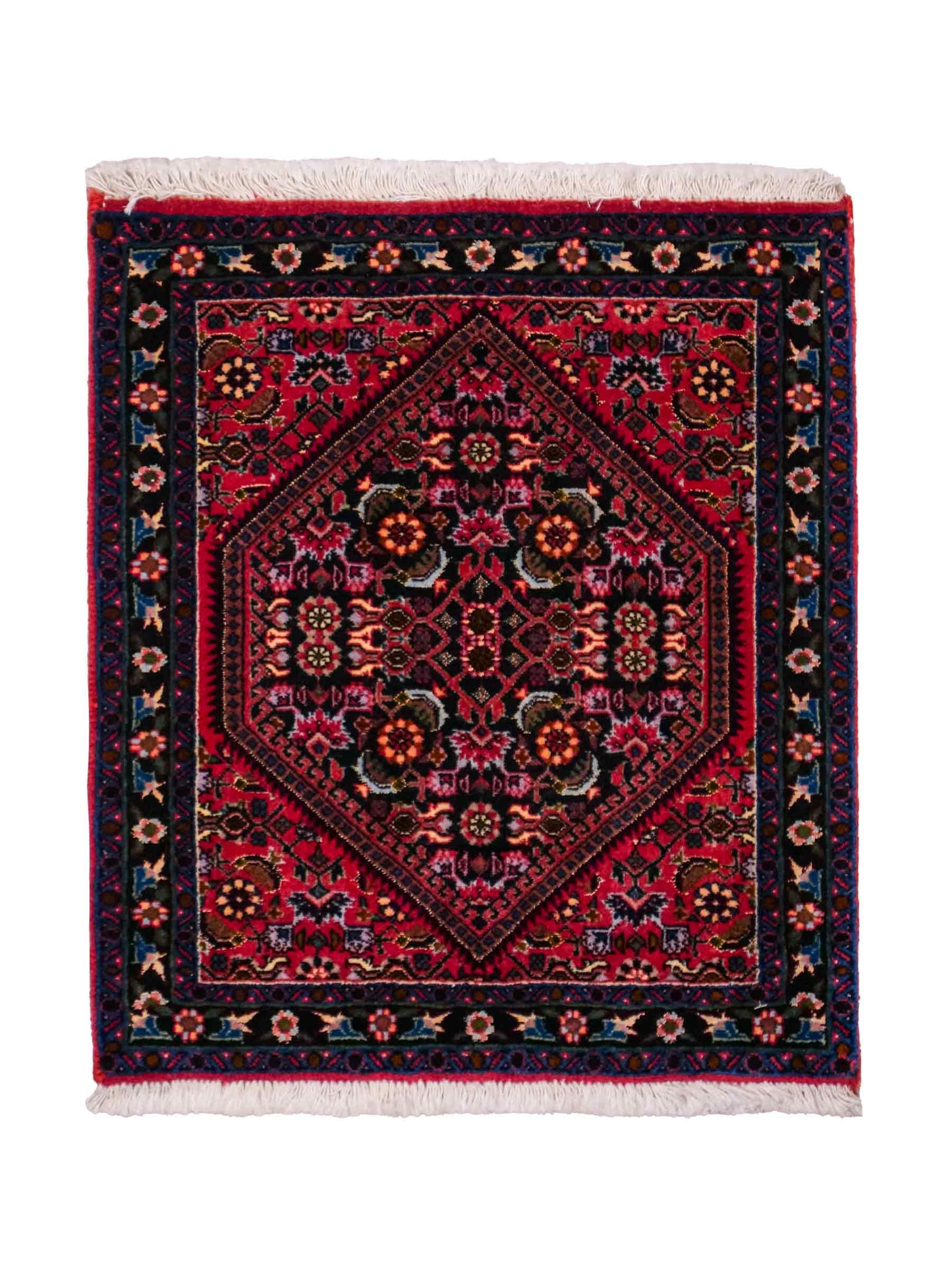 Handgeknüpfter Bidjar Sandjan Perserteppich von Khademi aus Wolle, rot. Kurdischer Dorfteppich mit geometrischem Medaillon. Von Hand geknüpft in Iran. Größe: 60 cm x 50 cm. Teppichnummer: DB3-1040. Verkauf durch Jupiter Intl.