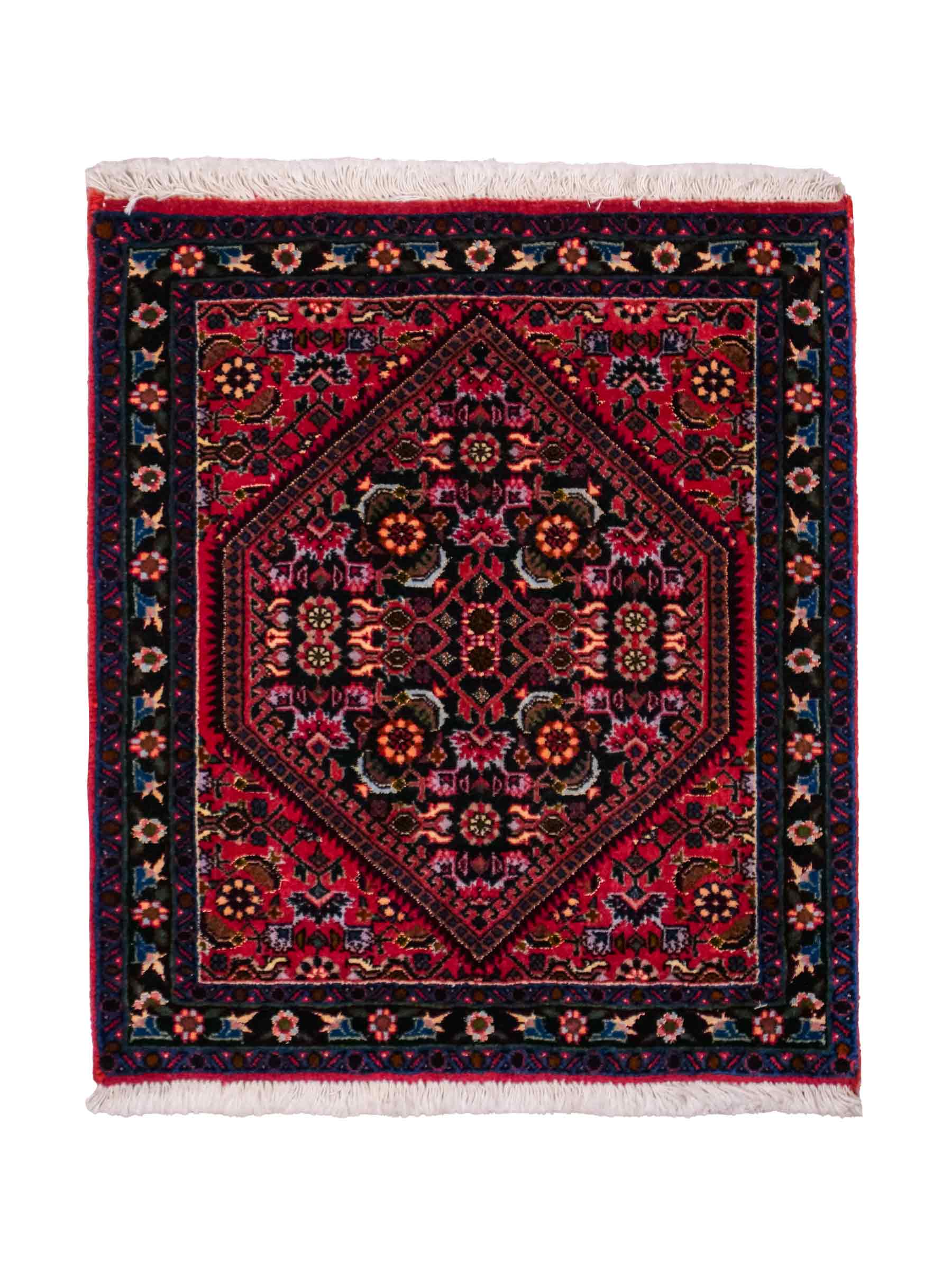 Handgeknüpfter Bidjar Sandjan Perserteppich von Khademi aus Wolle, rot. Kurdischer Dorfteppich mit geometrischem Medaillon. Von Hand geknüpft in Iran. Größe: 60 cm x 50 cm. Teppichnummer: DB3-1040. Verkauf durch Jupiter Intl.
