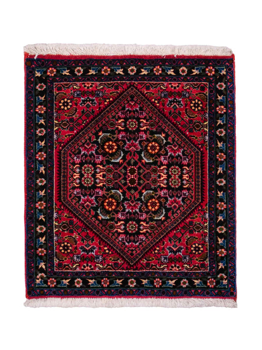 Handgeknüpfter Bidjar Sandjan Perserteppich von Khademi aus Wolle, rot. Kurdischer Dorfteppich mit geometrischem Medaillon. Von Hand geknüpft in Iran. Größe: 60 cm x 50 cm. Teppichnummer: DB3-1040. Verkauf durch Jupiter Intl.